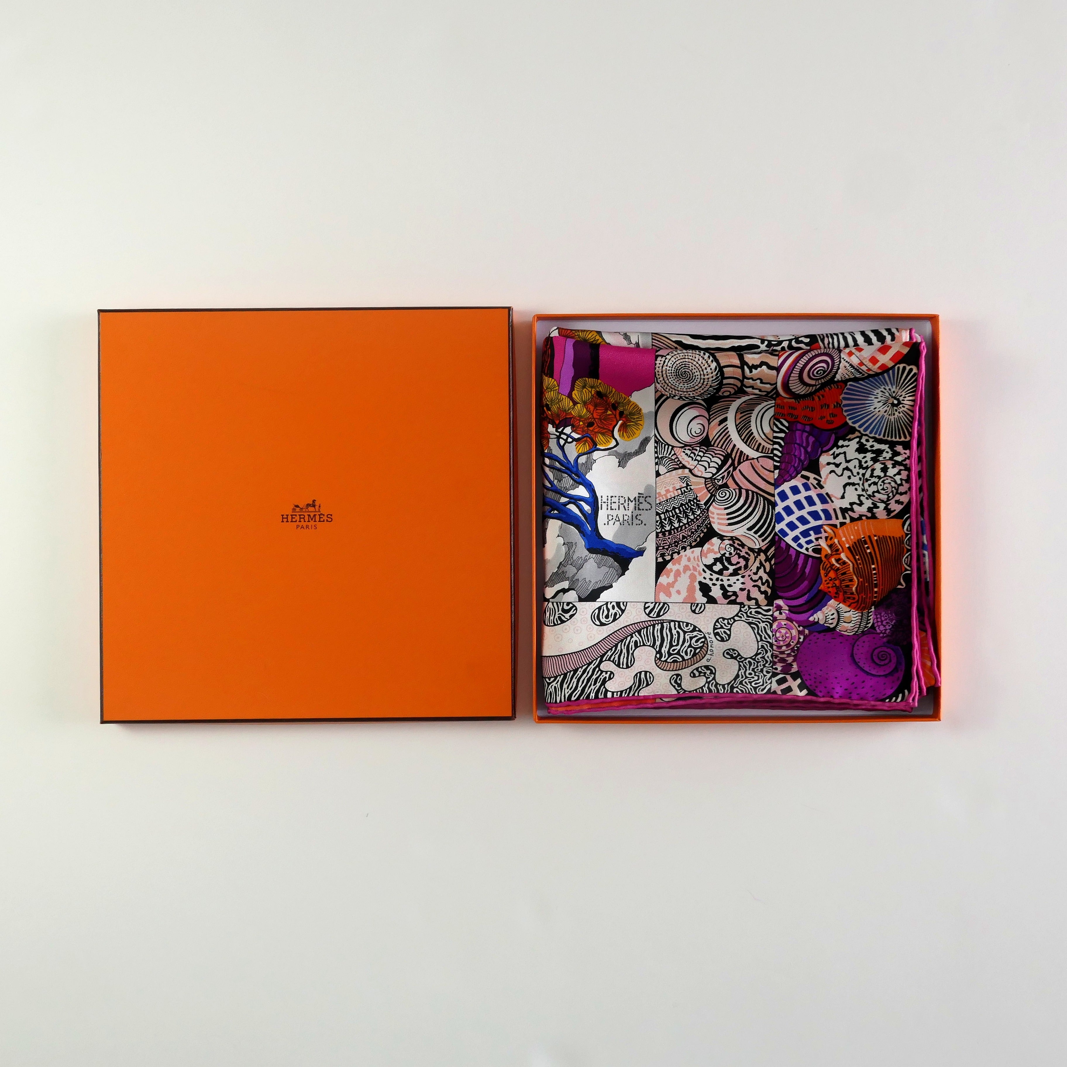 Carré Hermès Sieste au Paradis 90 cm soie, présentation avec boîte Hermès orange