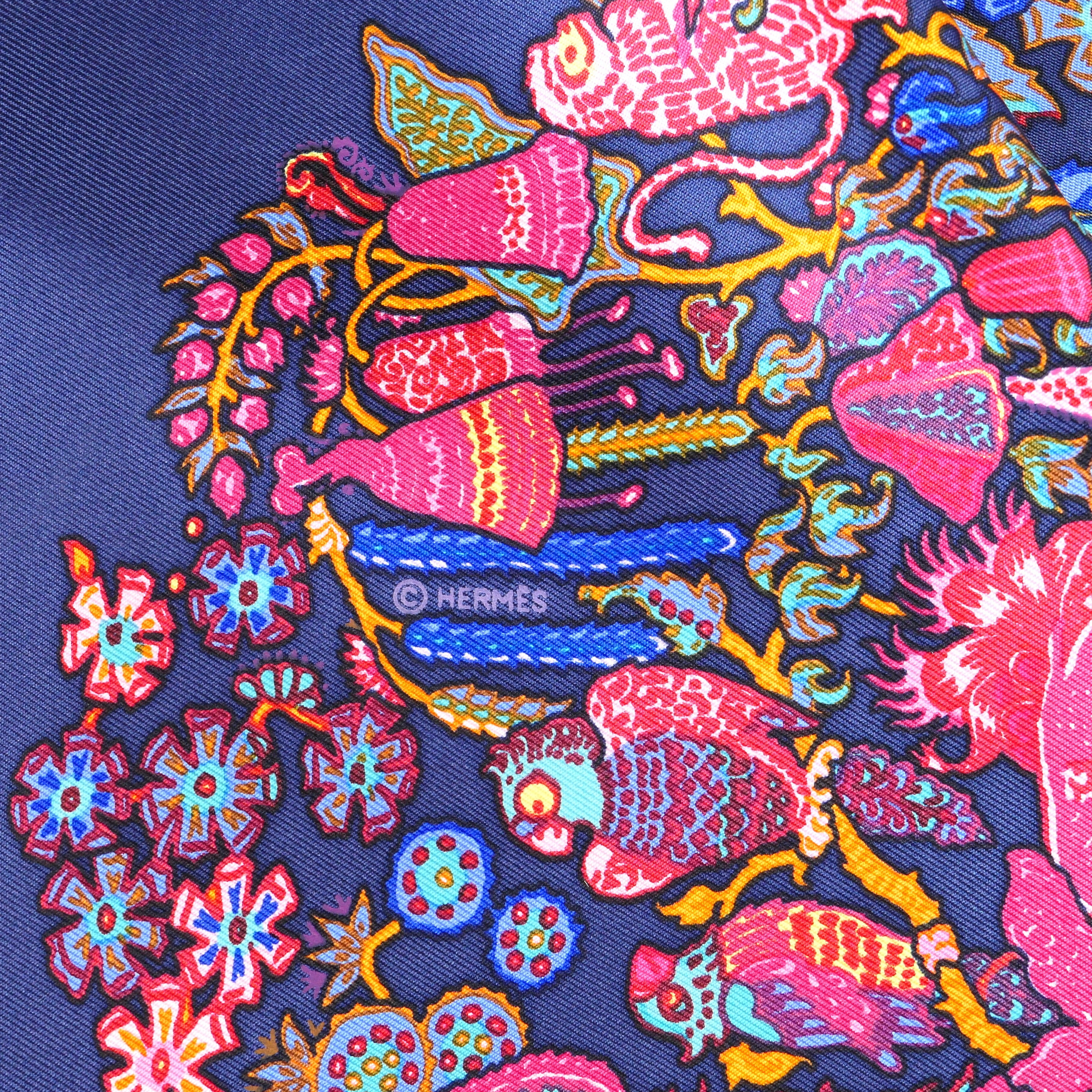 Carré Hermès Légende Moghole 90 cm soie, détail copyright Hermès et motif floral