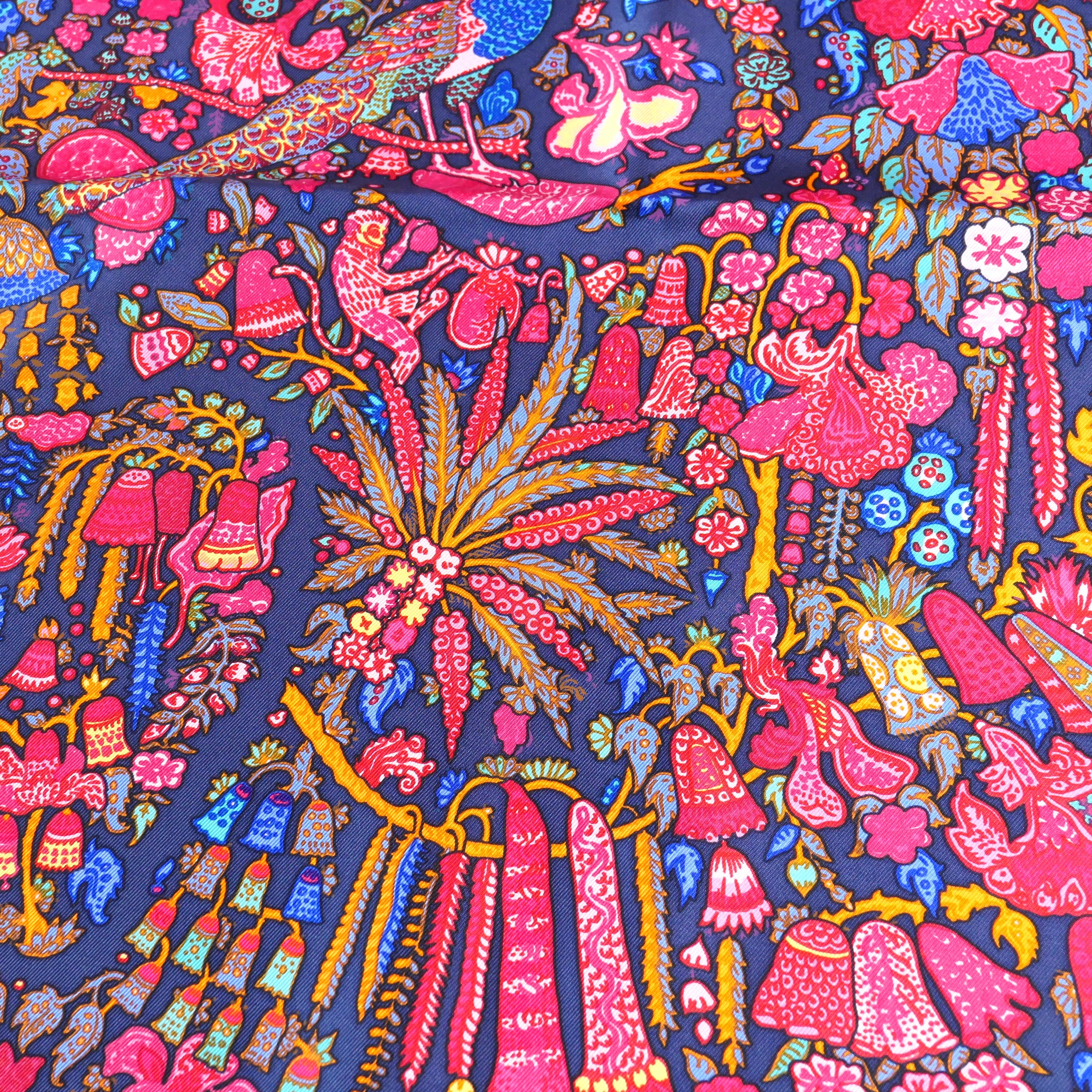 Carré Hermès Légende Moghole 90 cm soie, détail palmes paisley et paons fuchsia