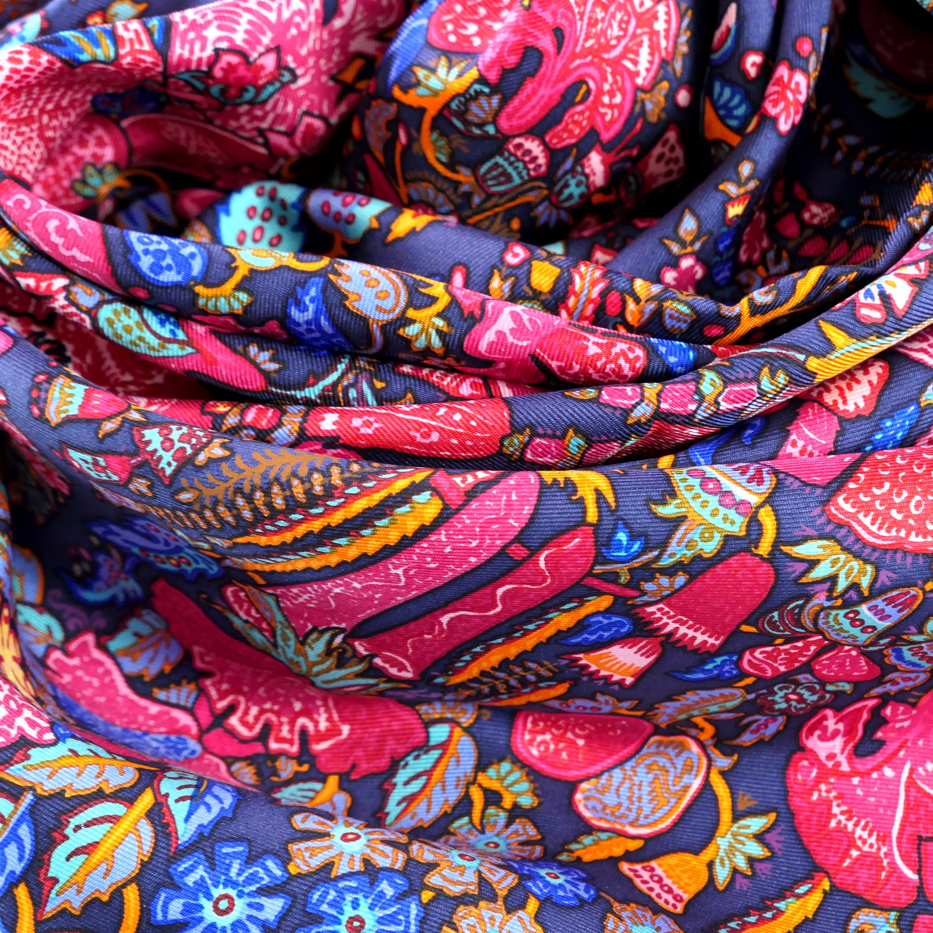 Carré Hermès Légende Moghole 90 cm soie, détail drapé soie fluide bleu nuit fuchsia