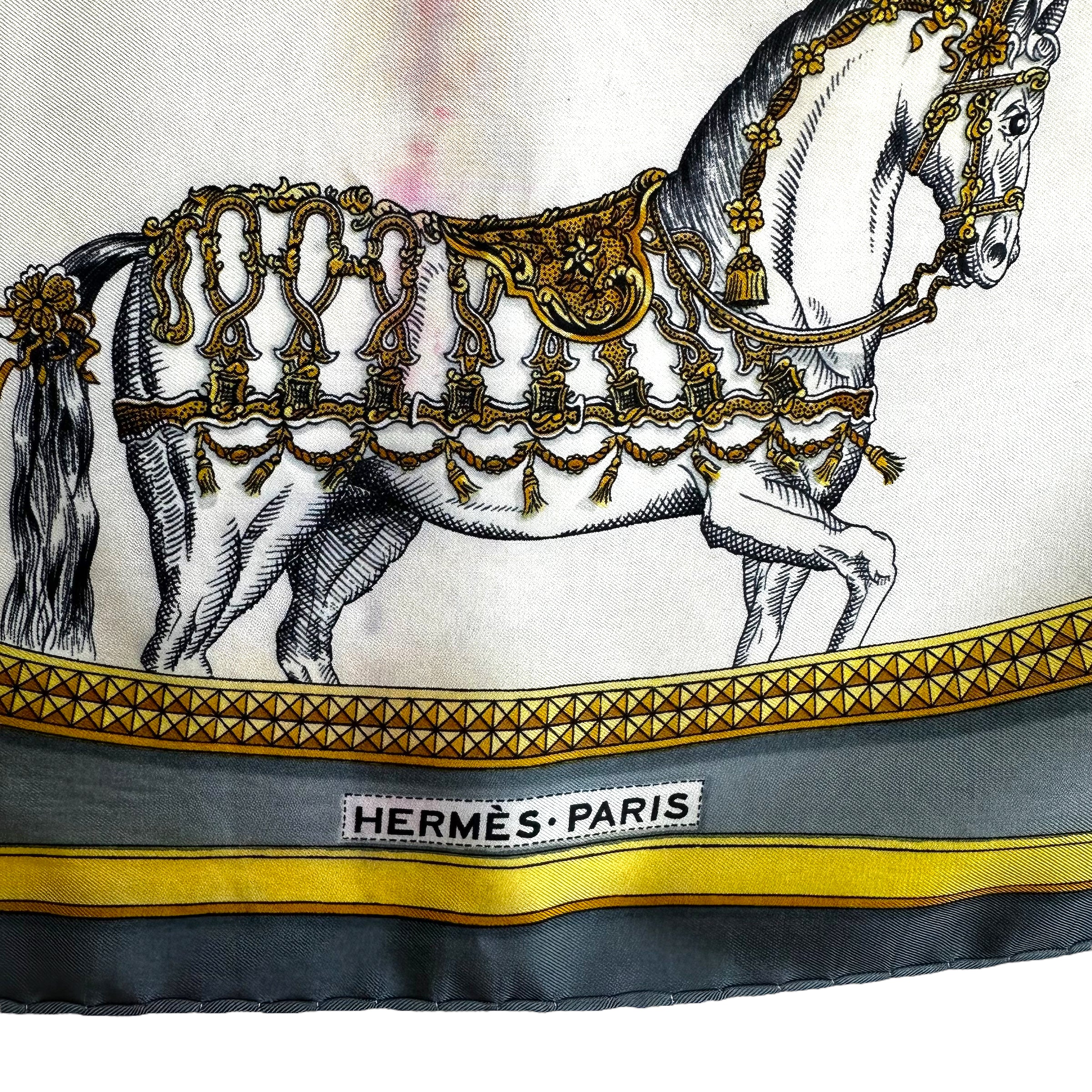 Grand display - HERMES SCARF 90 CM