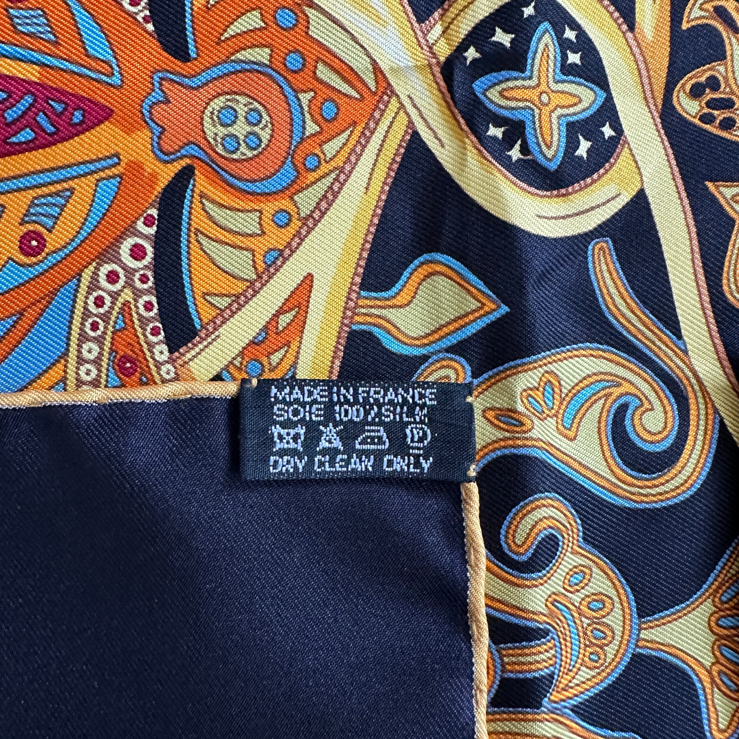 carre-foulard-hermes-la-charmante-aux-animaux-etiquette