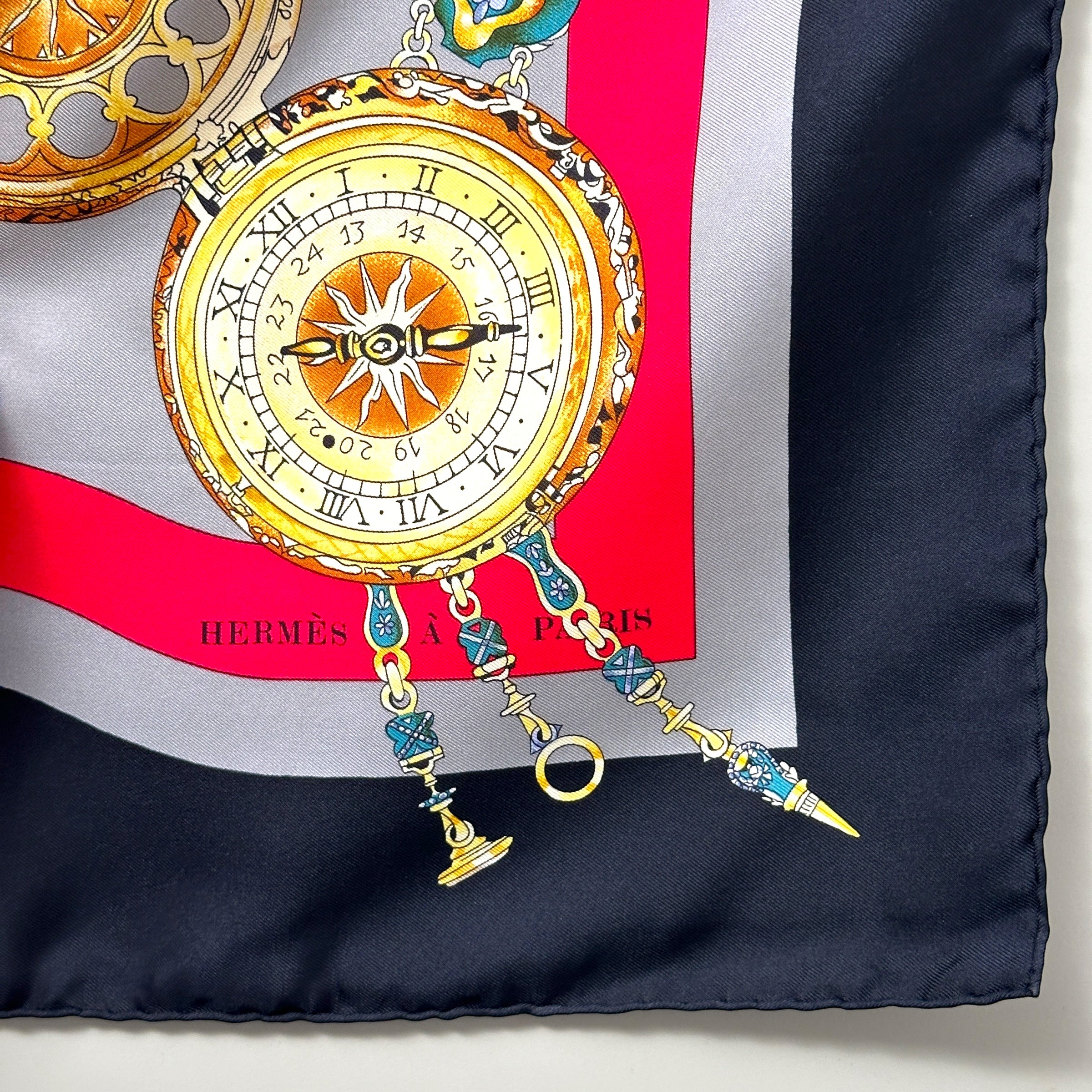 foulard-hermes-la-ronde-des-heures-signature-hermes-paris