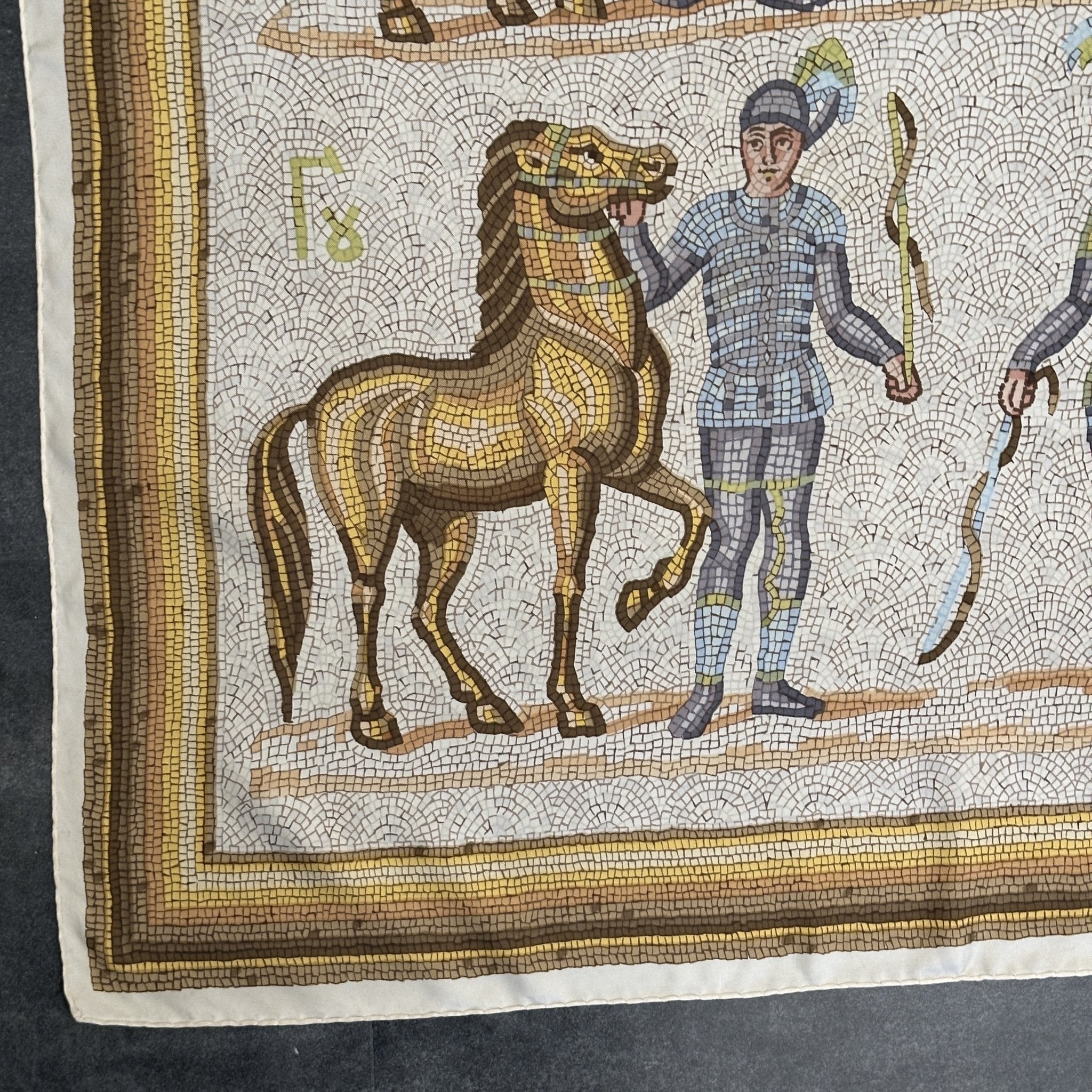 coin inférieur gauche du foulard en tr!s bon état