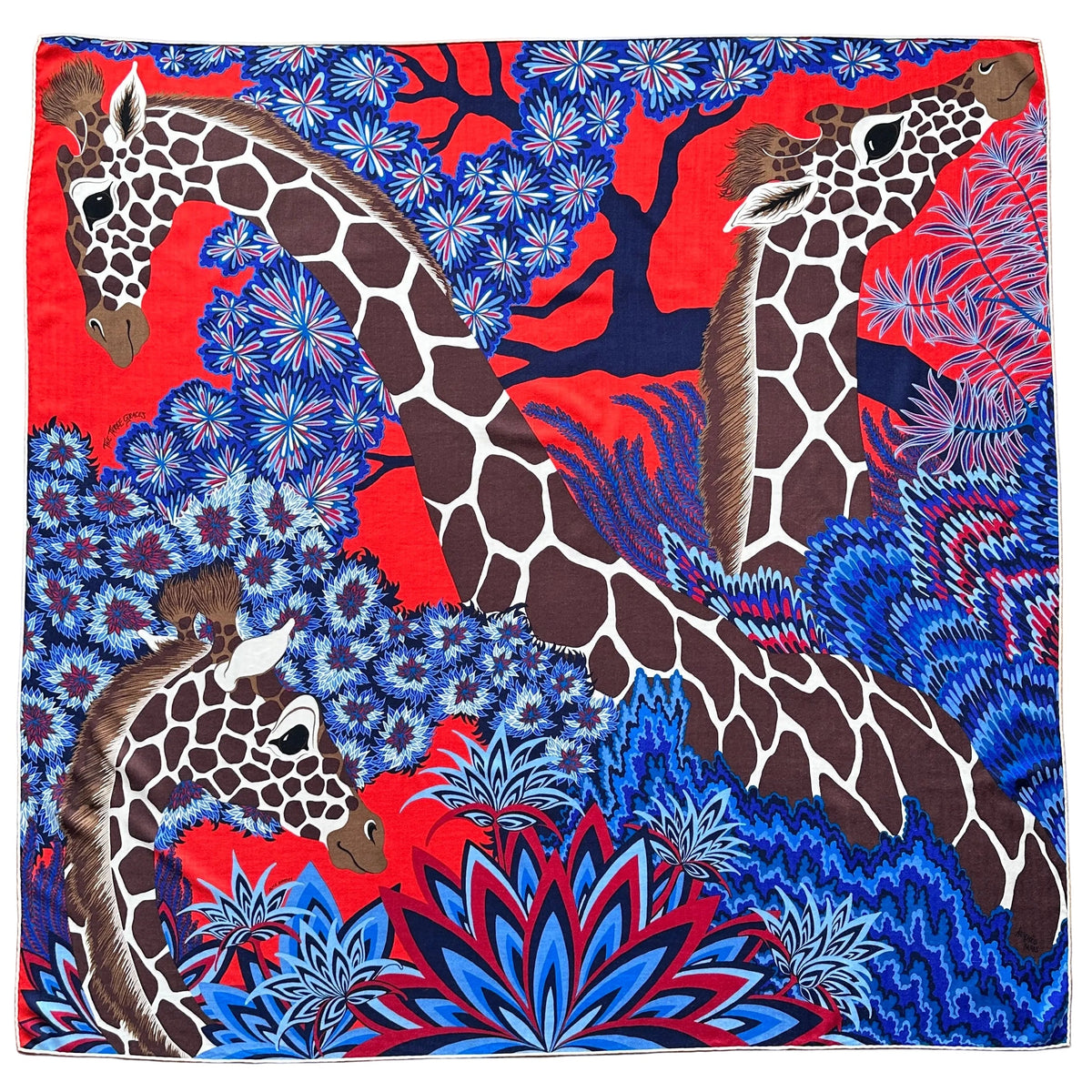 Châle Hermès The Three Graces Alice Shirley 140 cm cachemire et soie, vue d'ensemble, trois girafes sur fond rouge