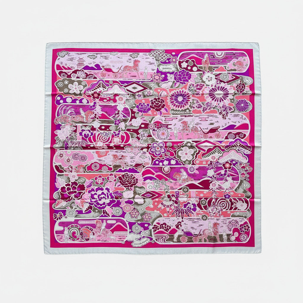 Vue d'ensemble à plat du châle Hermès Bingata 140cm en cachemire et soie fuchsia