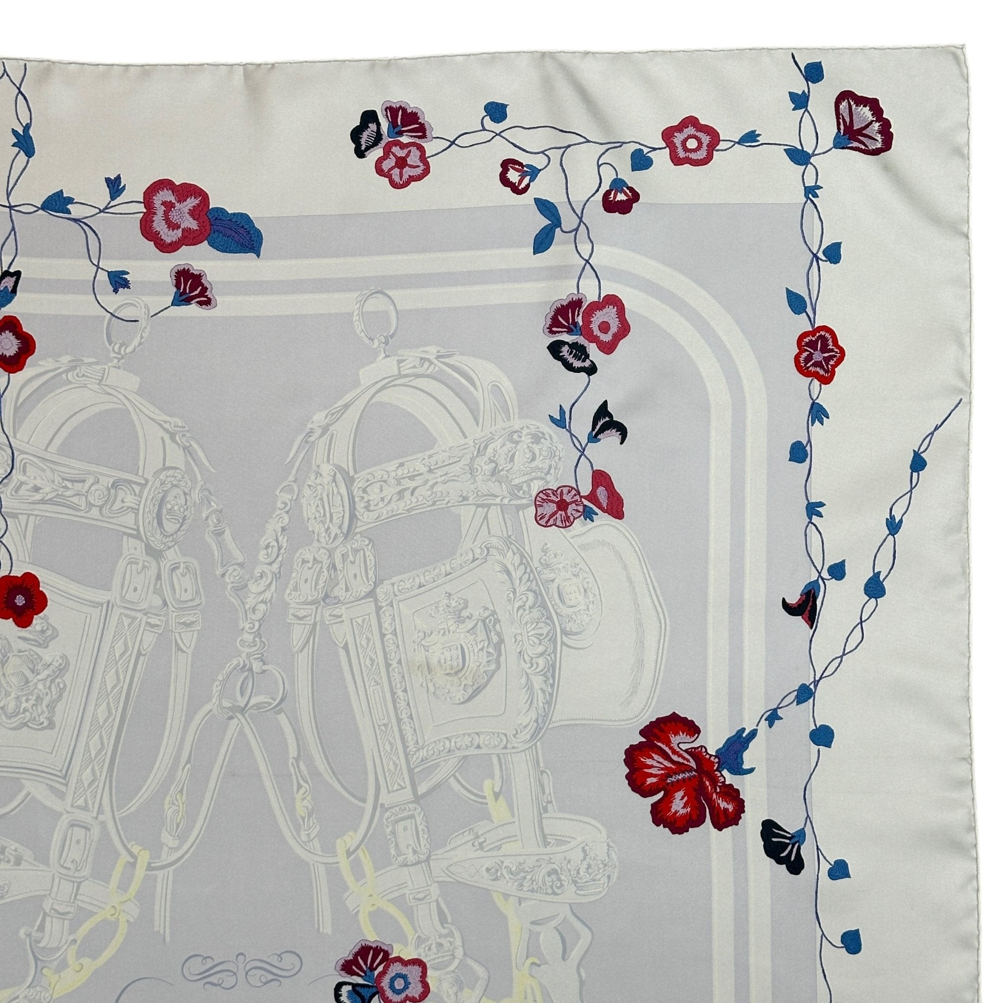 coin superieur droit du foulard hermes en excellent etat