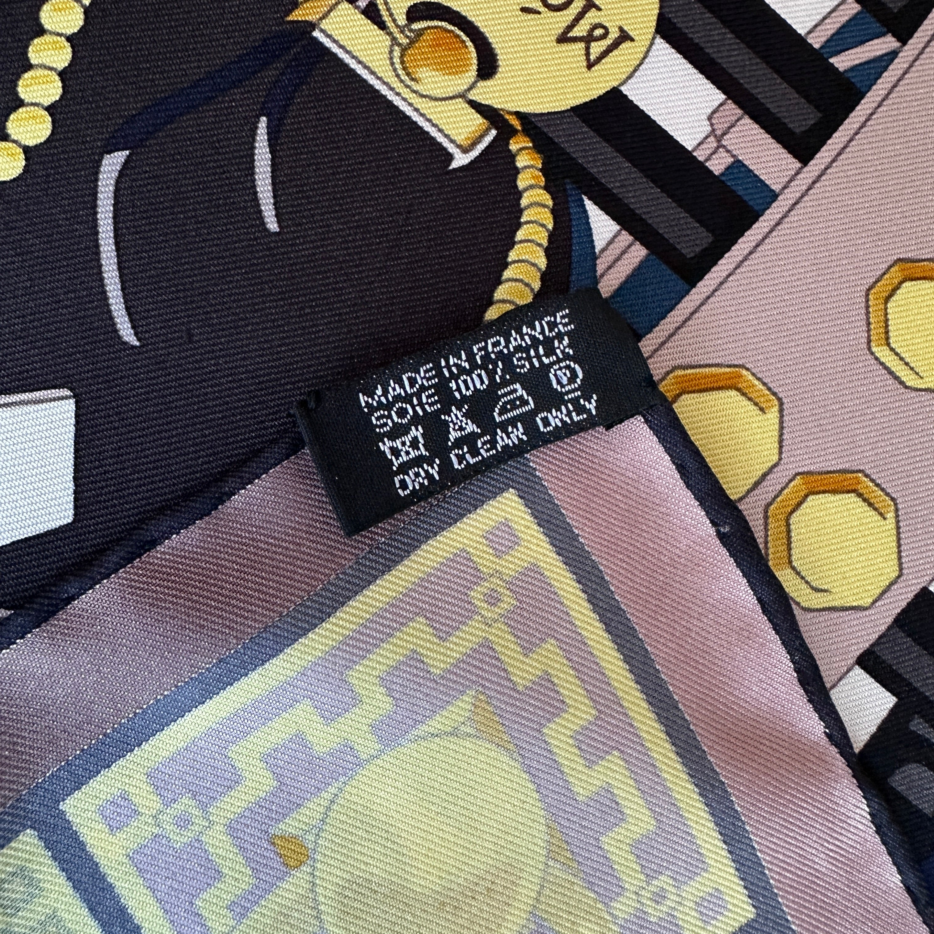 zoom sur l'étiquette du foulard