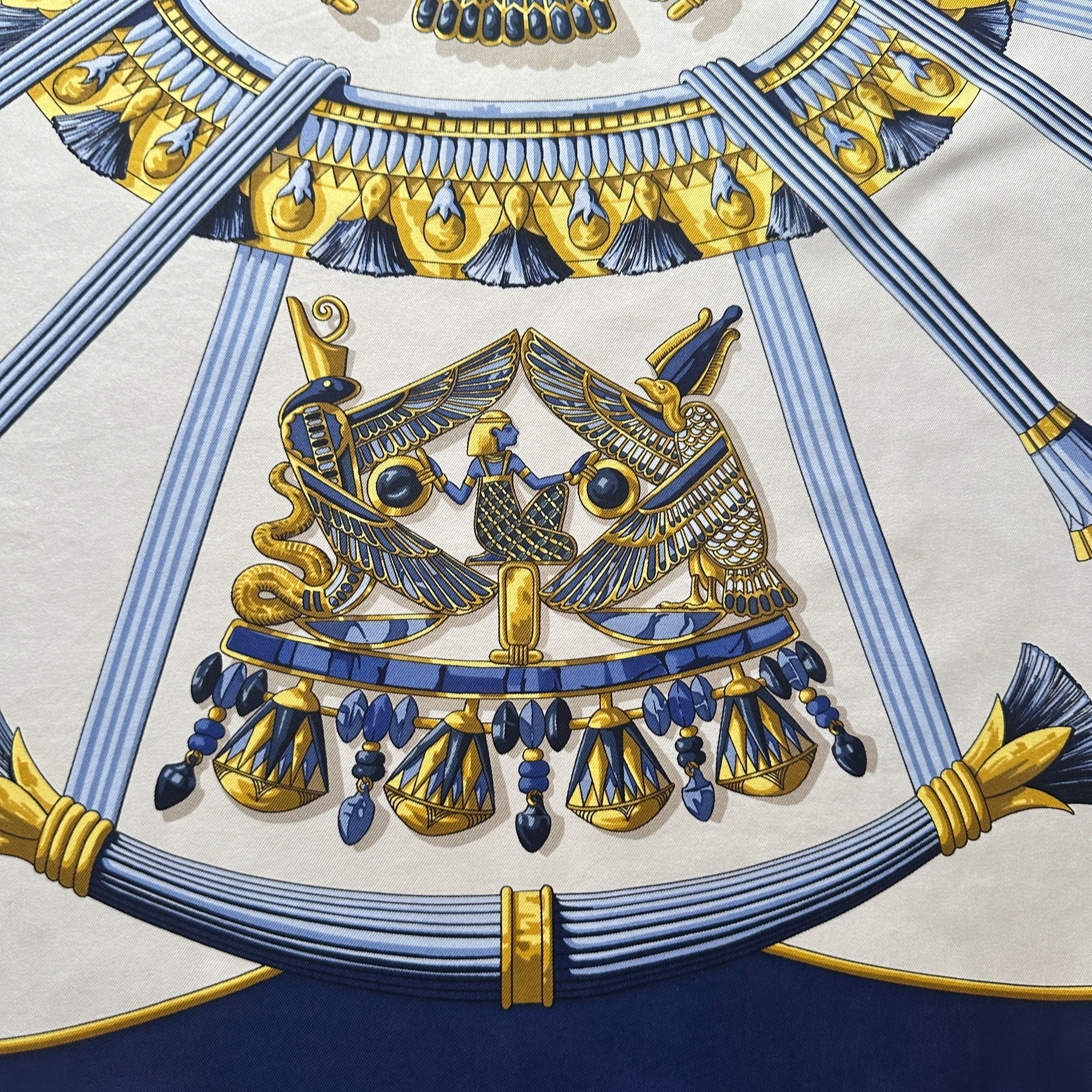 Détail ornement pharaonique – frise dorée et sceptres croisés