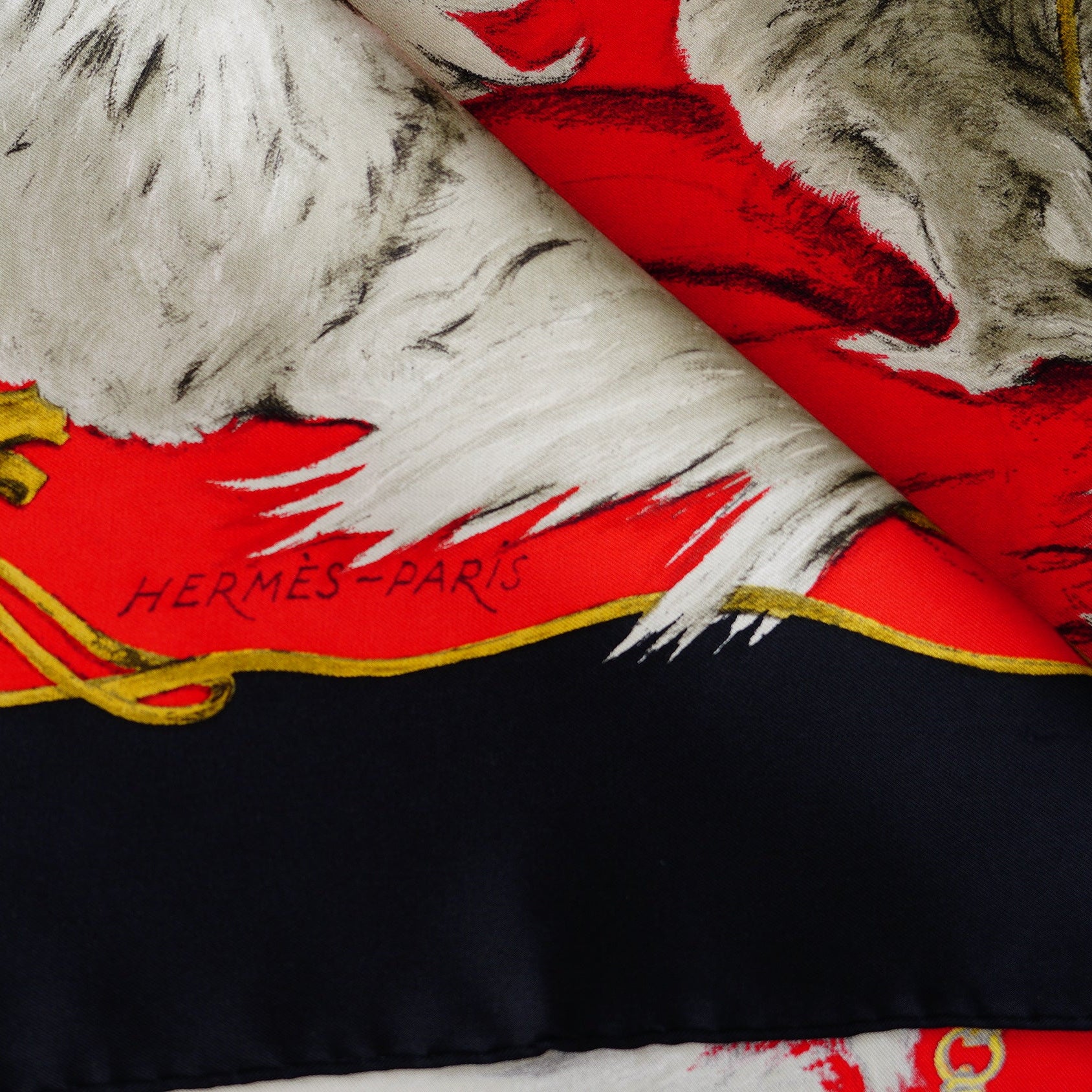 signature "Hermès Paris" dans le dessin sur le foulard.