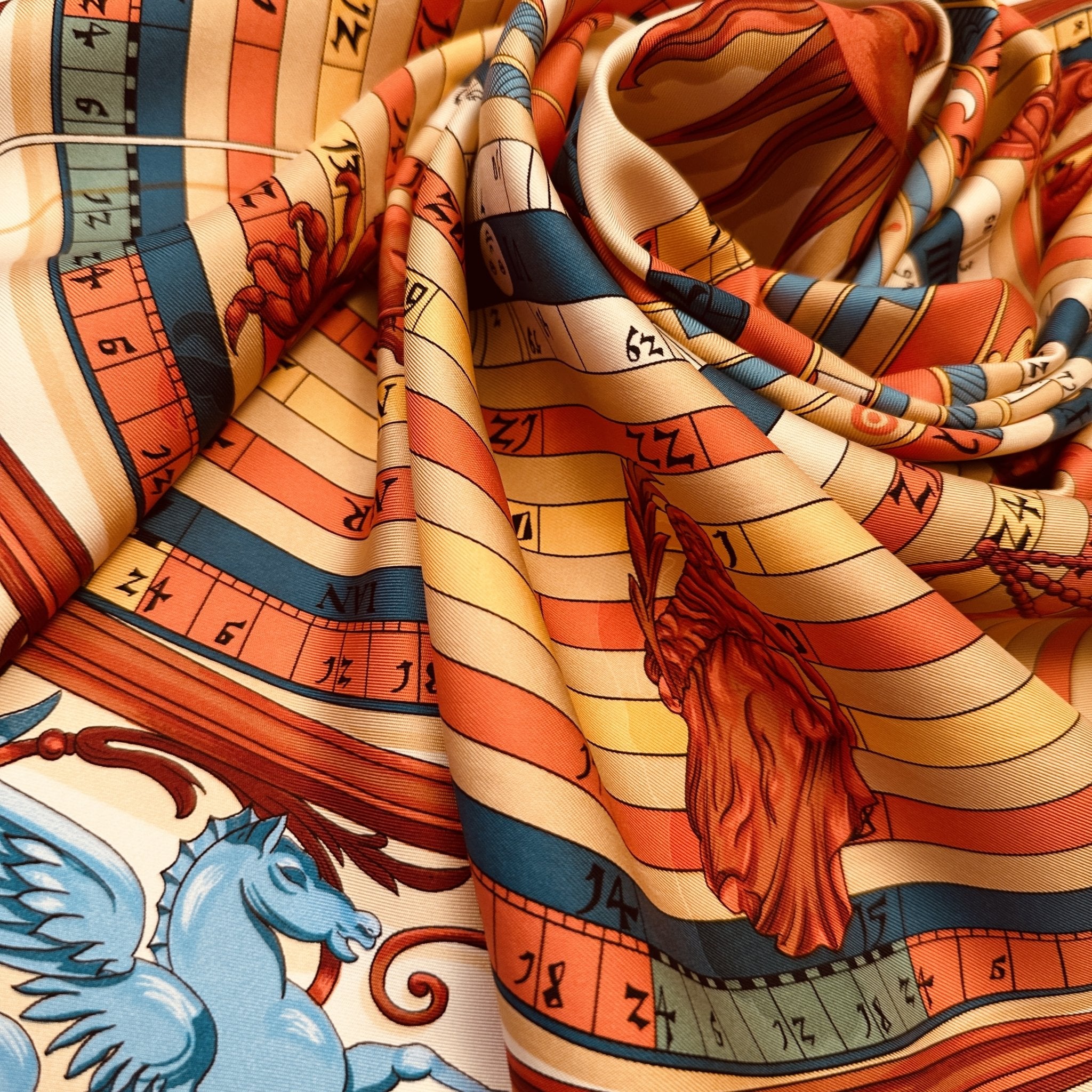 foulard carre hermes en soie dies et hore couleur creme orange bleu et touche de vert
