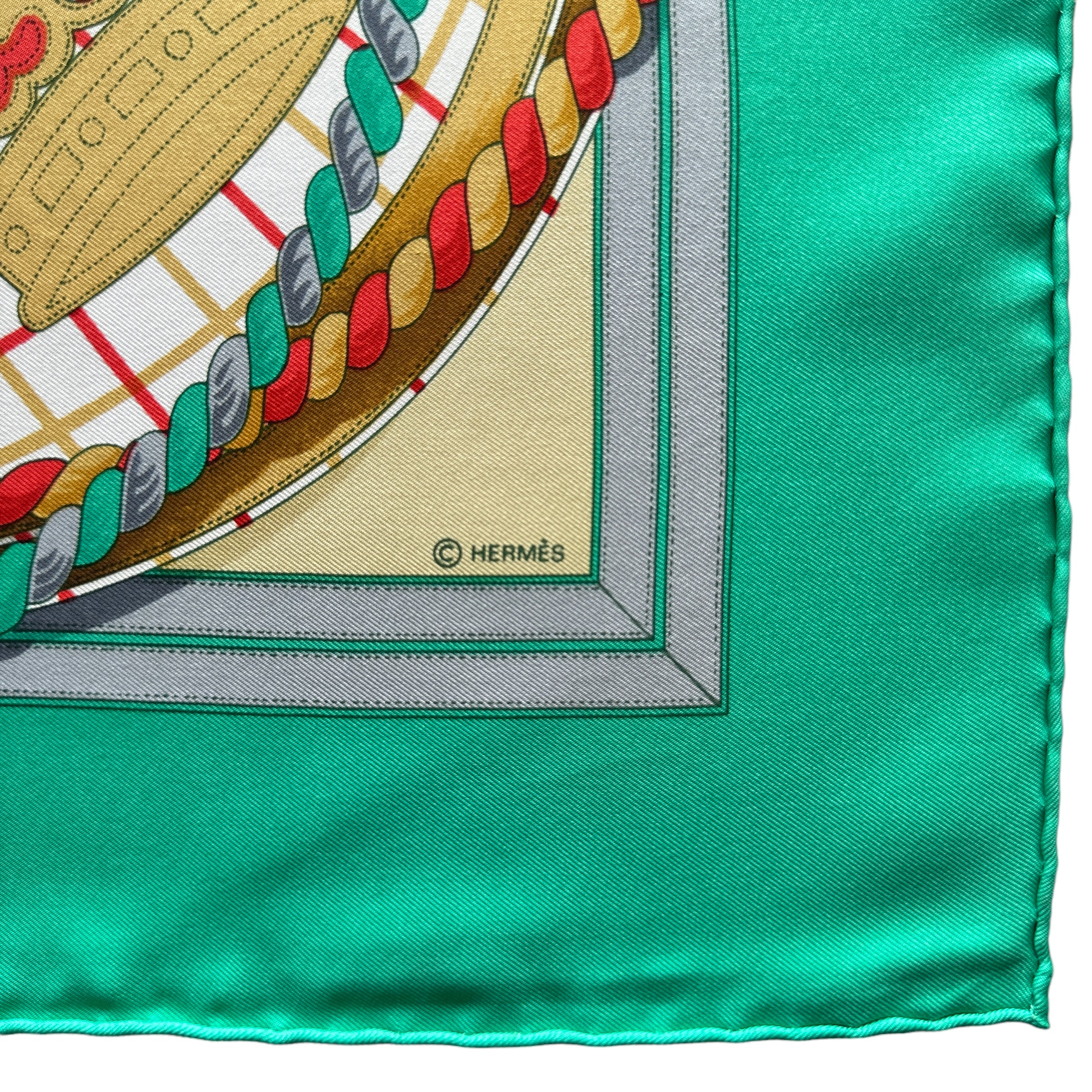 foulard-carre-grande-tenue-copyright-hermes