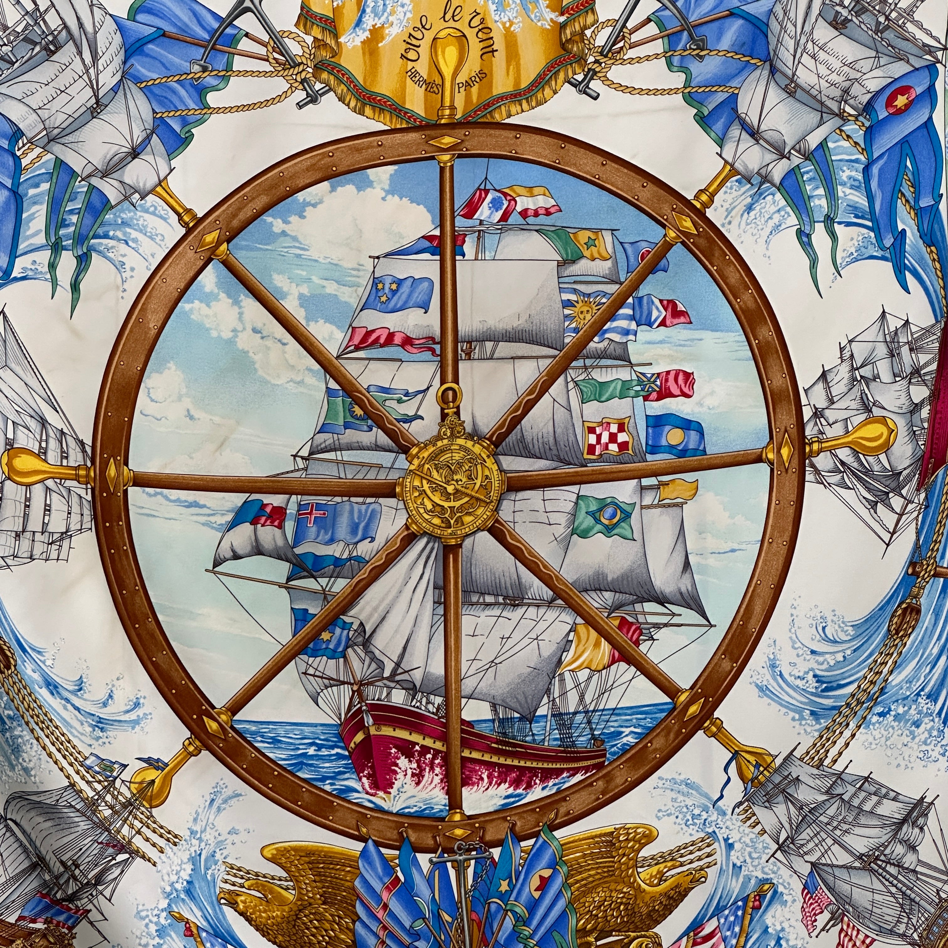 dessin-de-voilier-au-centre-du-foulard-hermes-vive-le-vent-
