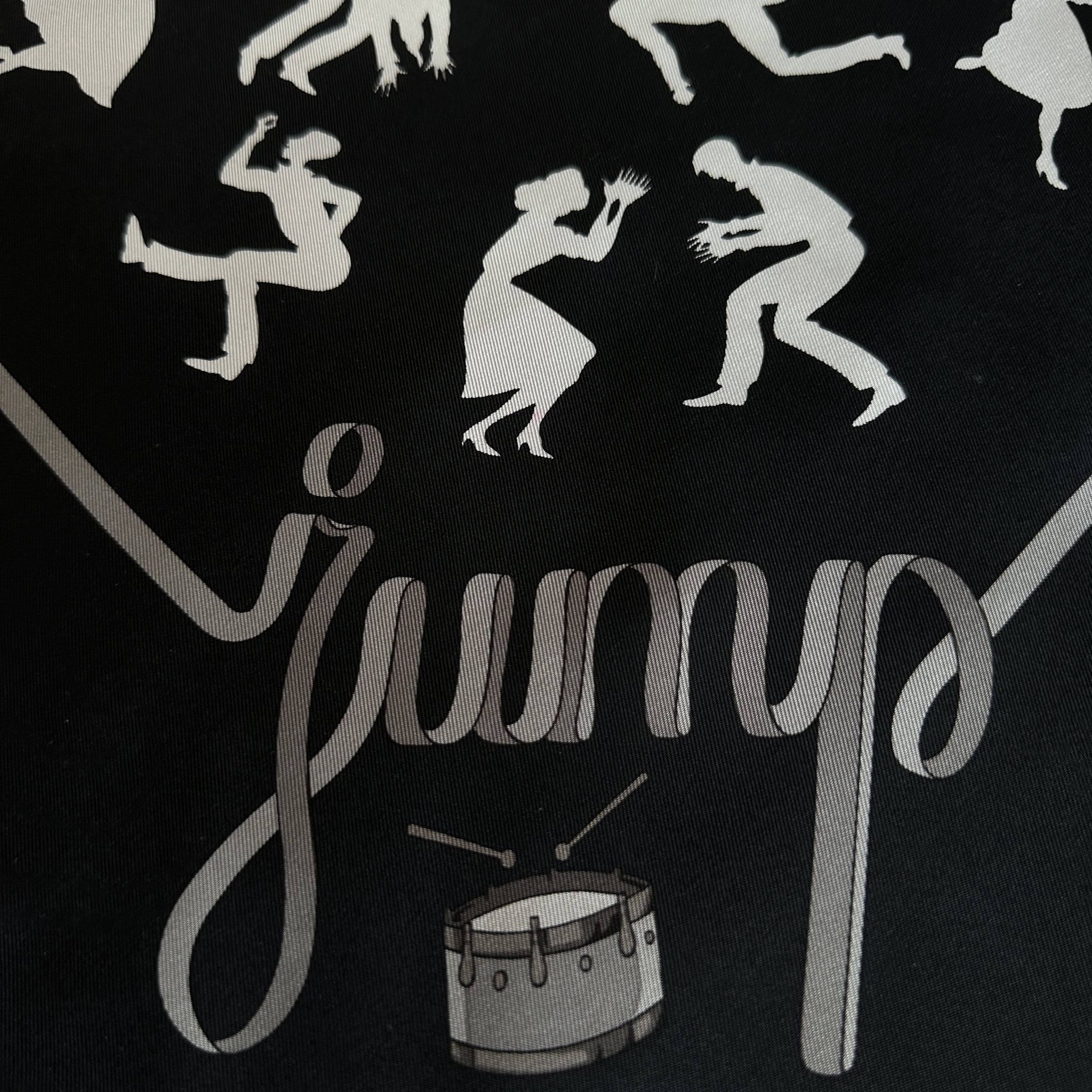 Détail du motif danseur en mouvement – foulard Hermès Boogie Woogie