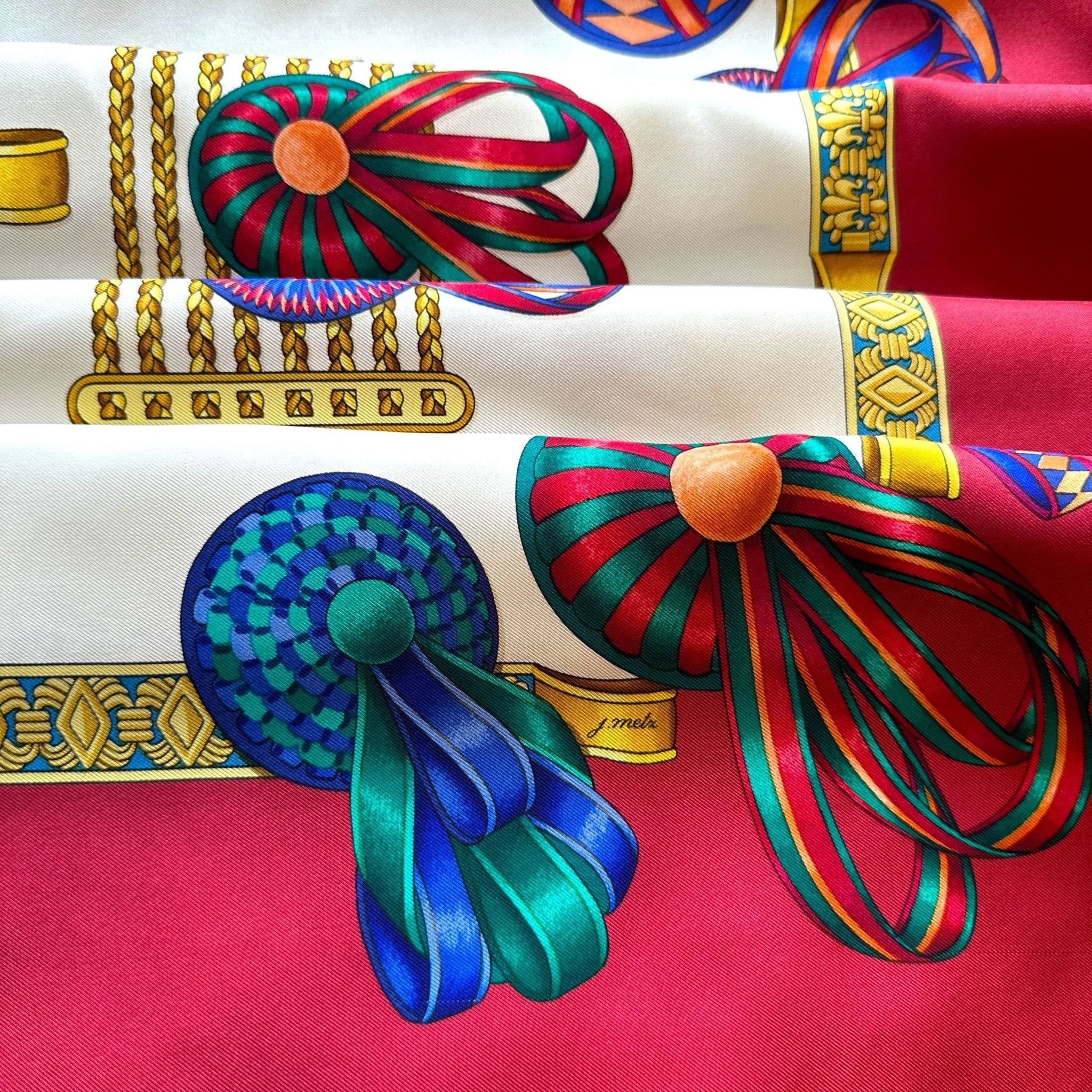 Gros plan sur l’encadrement rouge grenat et roulotté main