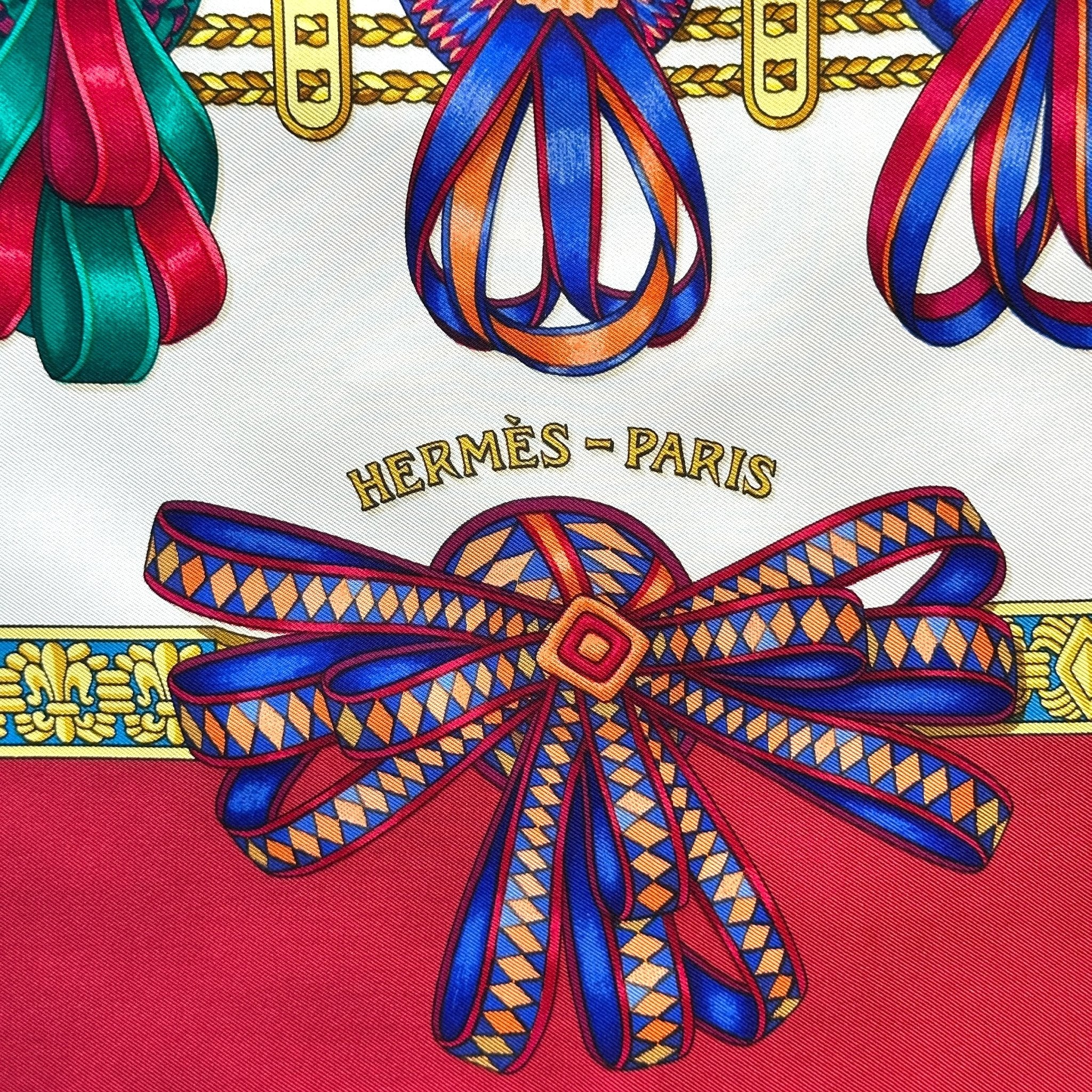 Signature Hermès Paris sur le twill de soie