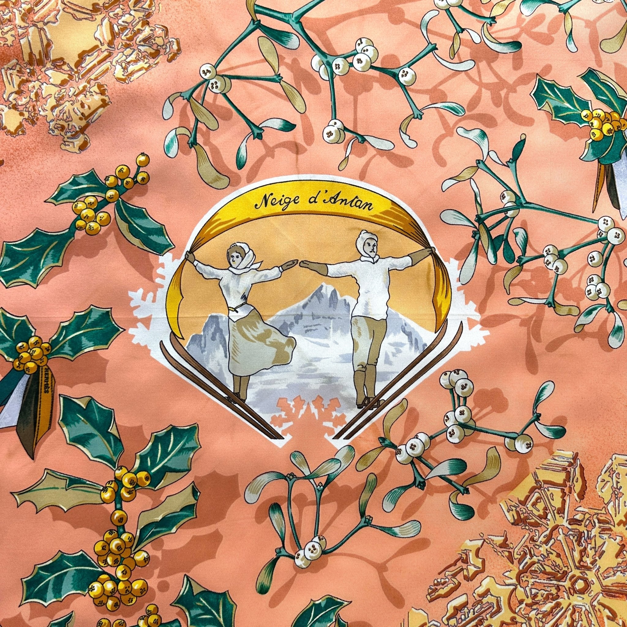 Nom du modèle "Neige d’antan" inscrit sur le foulard Hermès