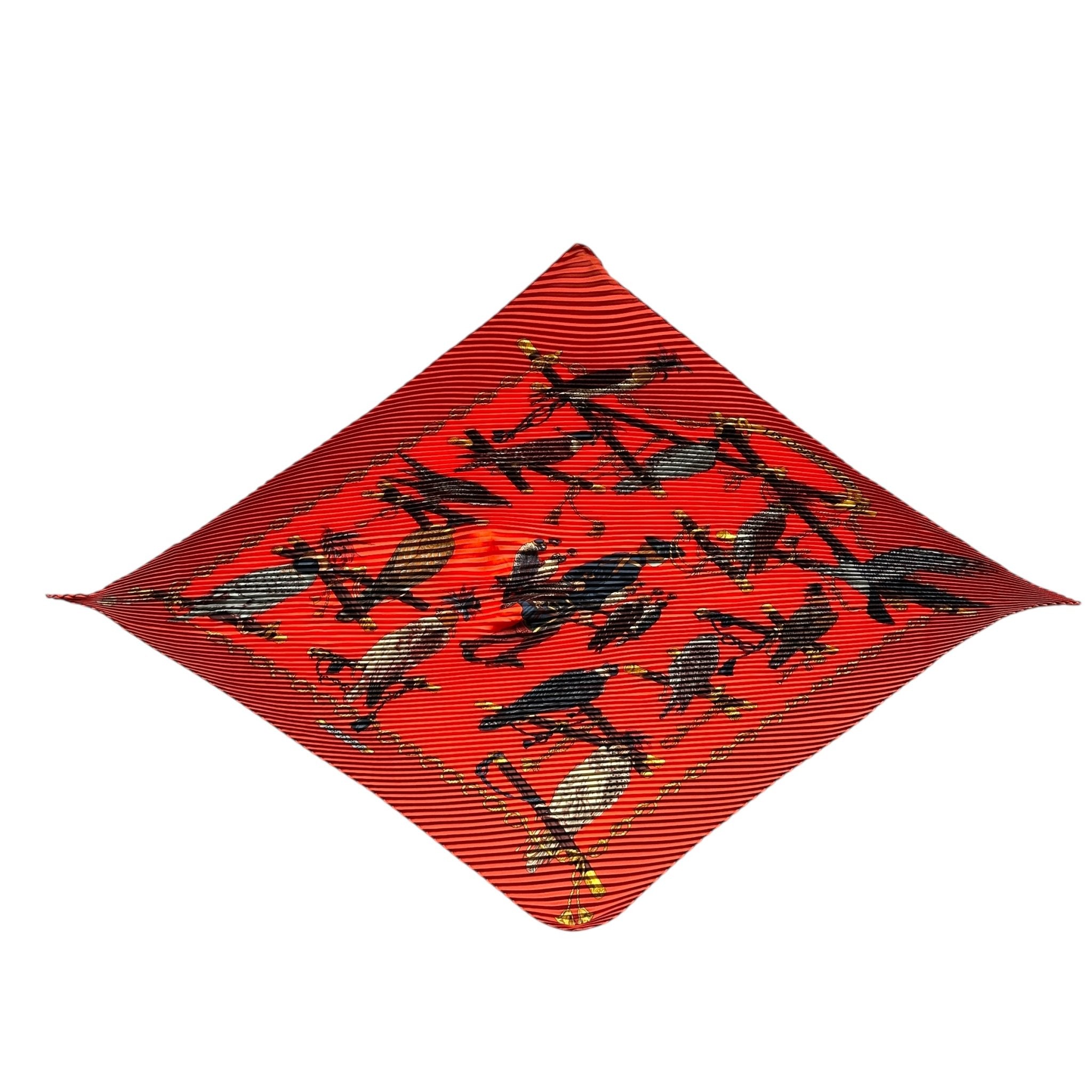 Vue d’ensemble du carré Hermès Les Oiseaux du Roy en soie plissée, palette orange et corail
