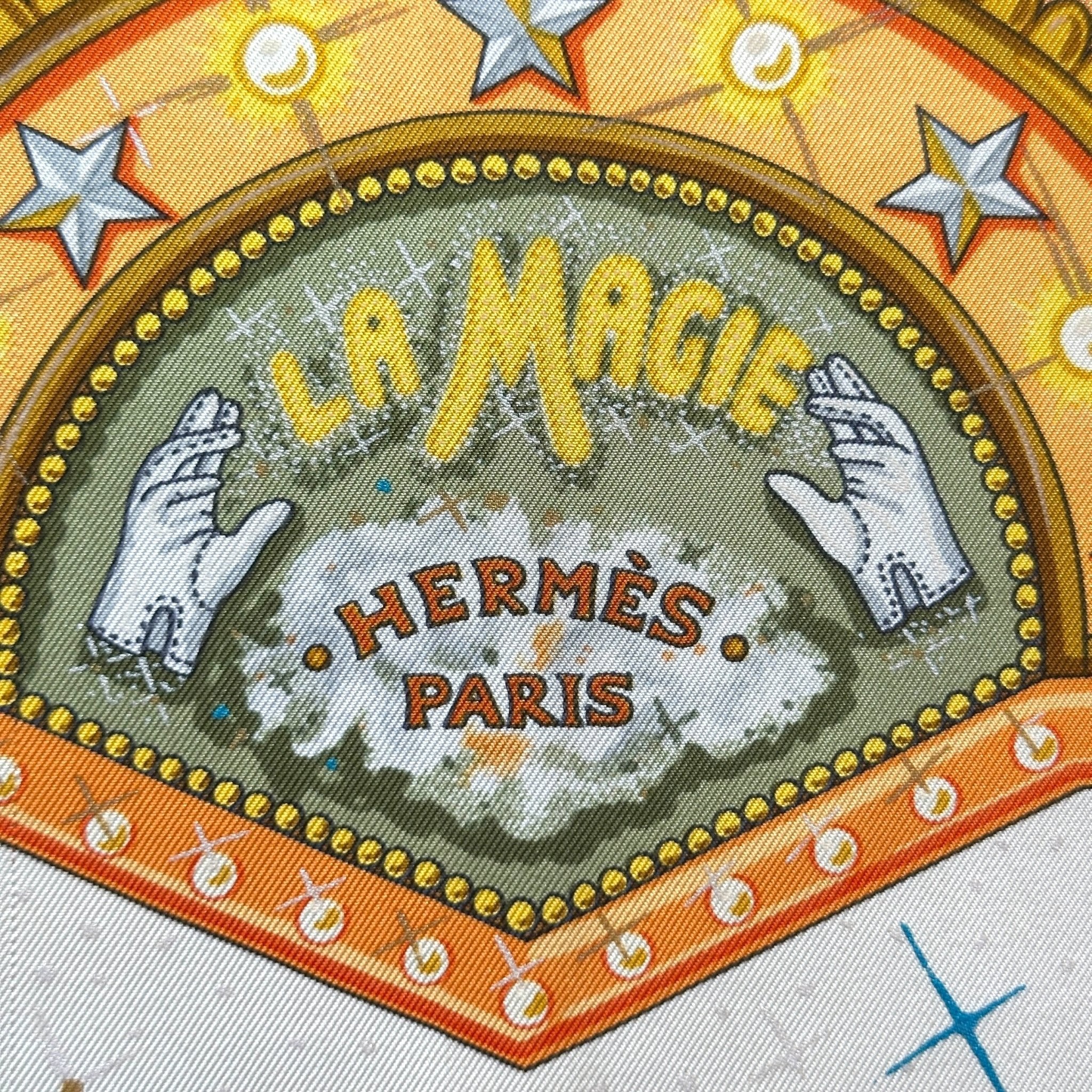 Signature Hermès Paris et titre du foulard La Magie