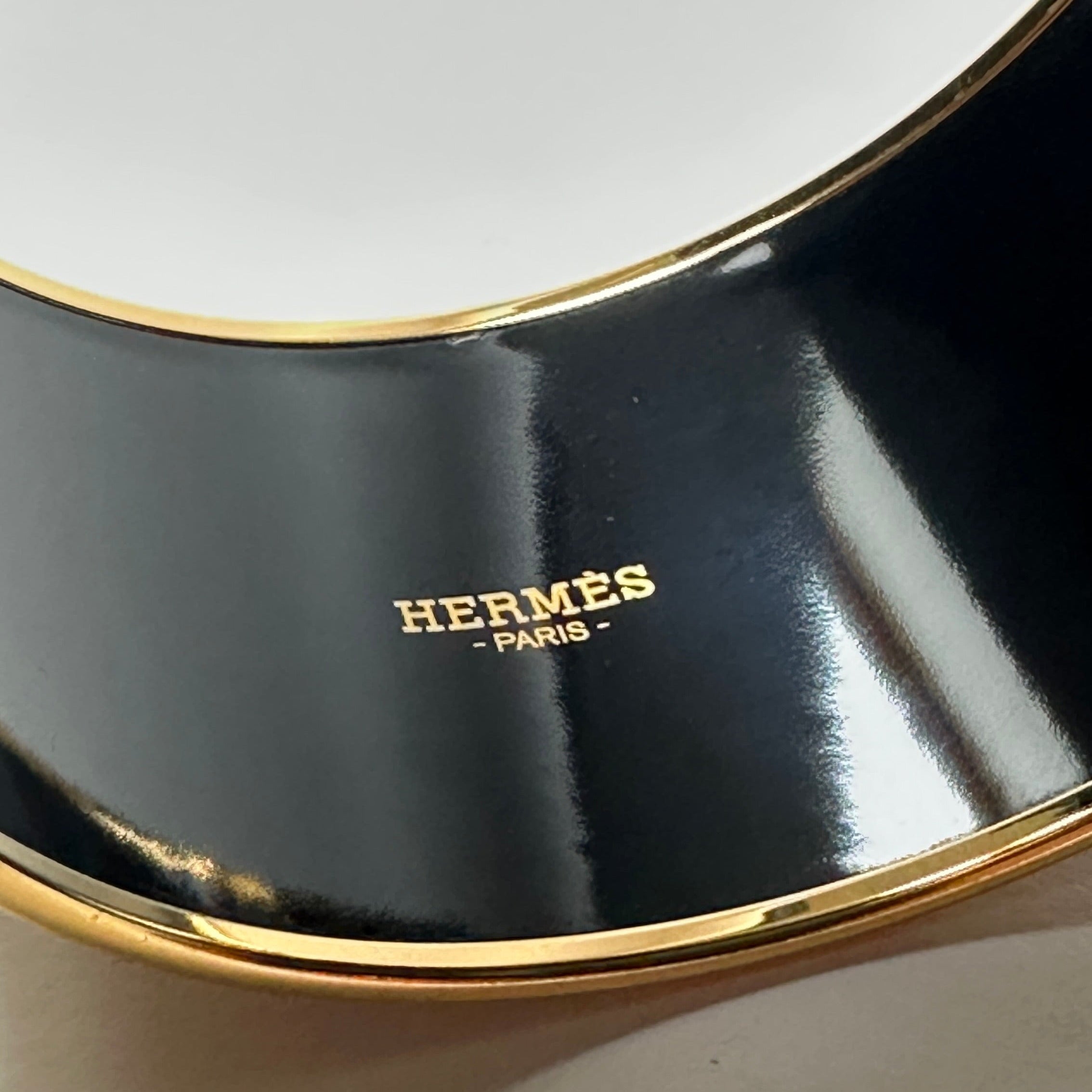 Signature Hermès Paris dorée imprimée à l'intérieur du bracelet en émail noir