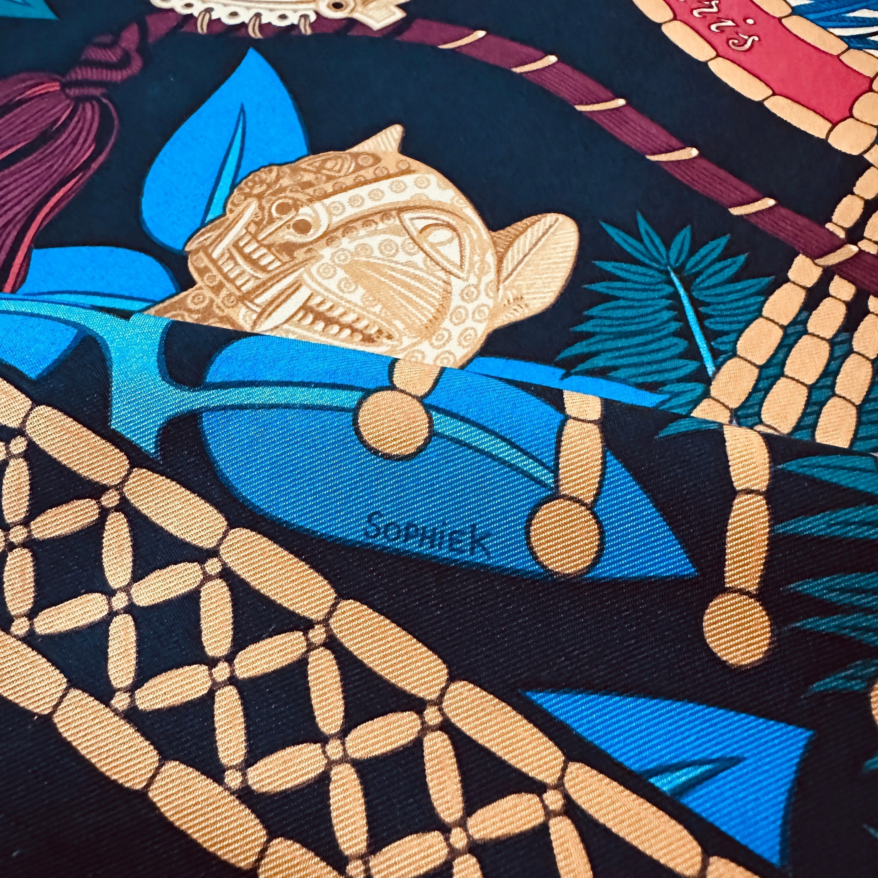 Détail signature Sophie K et motif léopard doré sur foulard Hermès Trésor Royal du Bénin.