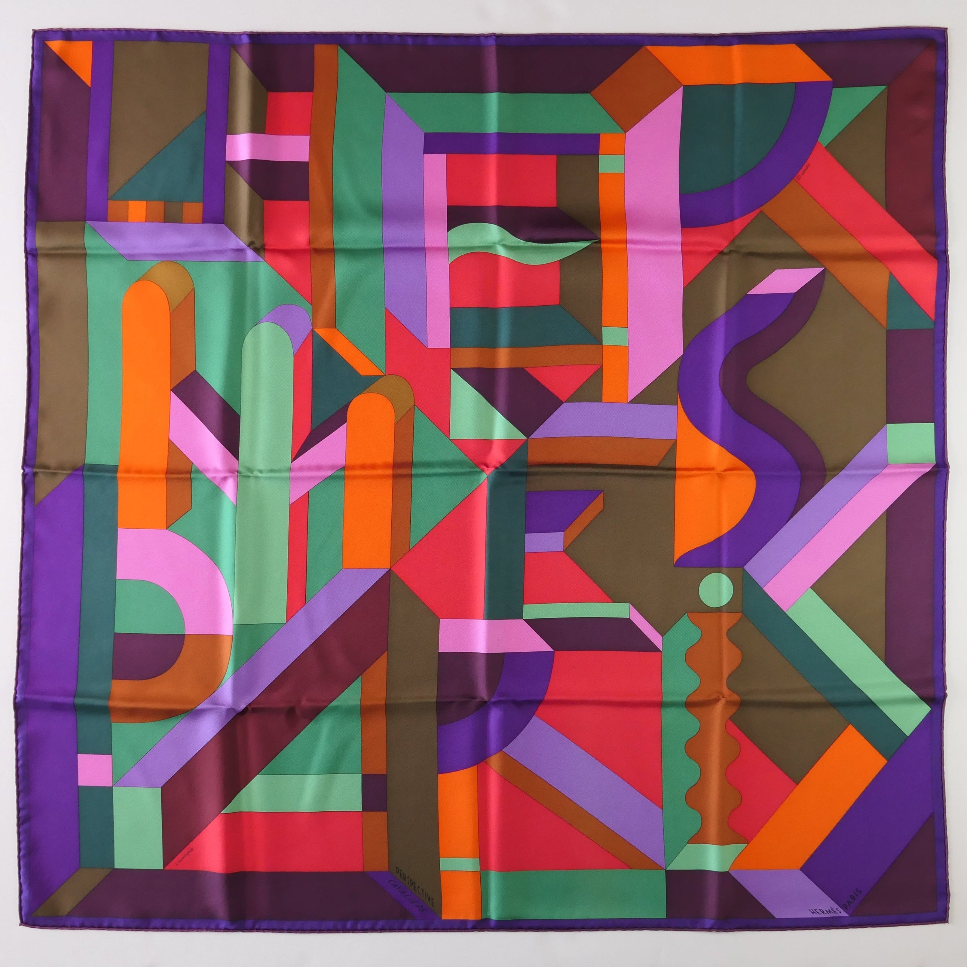 Carré Hermès Perspective Cavalière Anamorphée 90 cm soie, vue d'ensemble violet orange vert