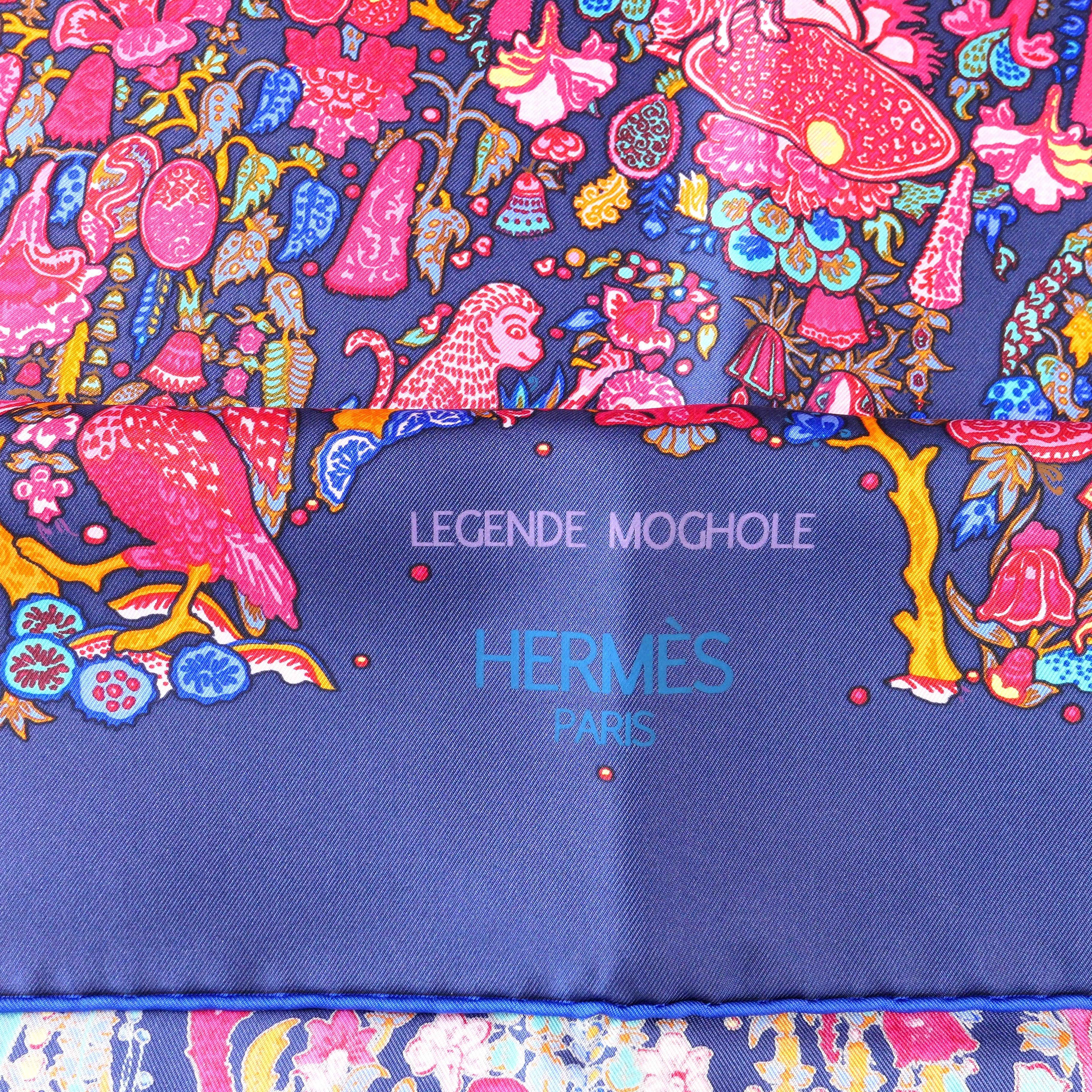 Carré Hermès Légende Moghole 90 cm soie, détail titre Hermès Paris bleu nuit