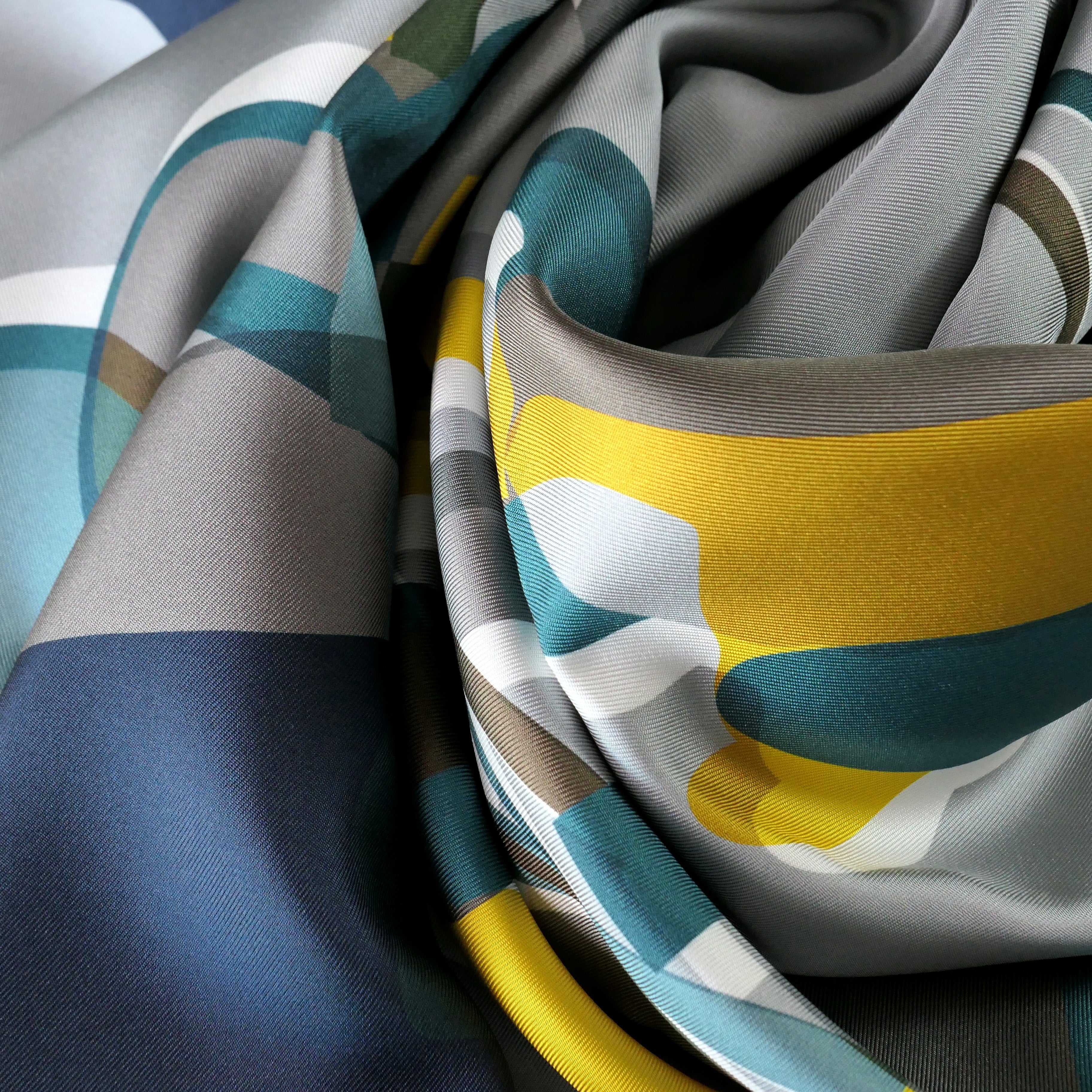 Carré Hermès Drive Me Crazy de Yoni Alter, 90 cm soie, détail des couleurs des face verte et jaune