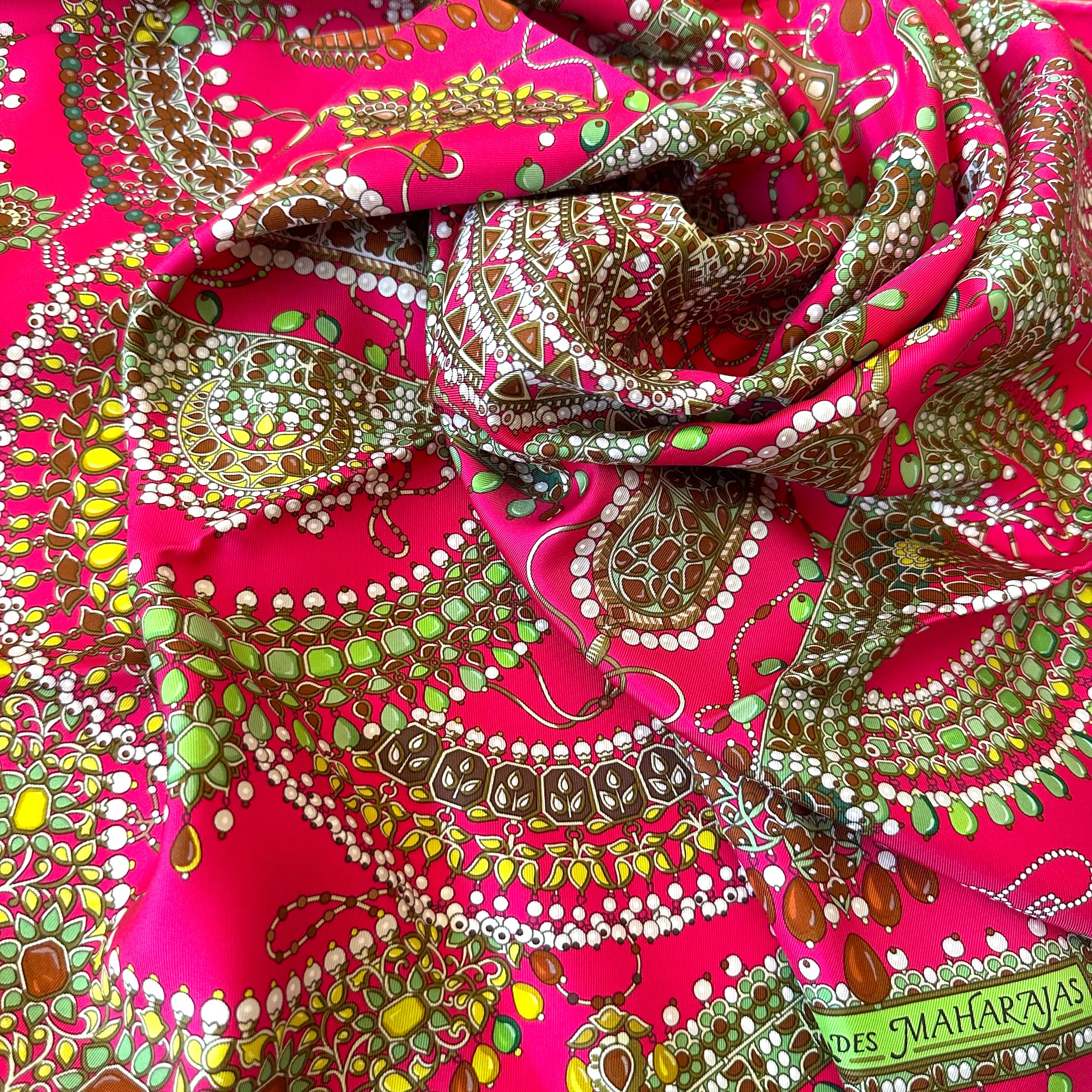 foulard-carre-hermes-parures-des-maharajas-froisse