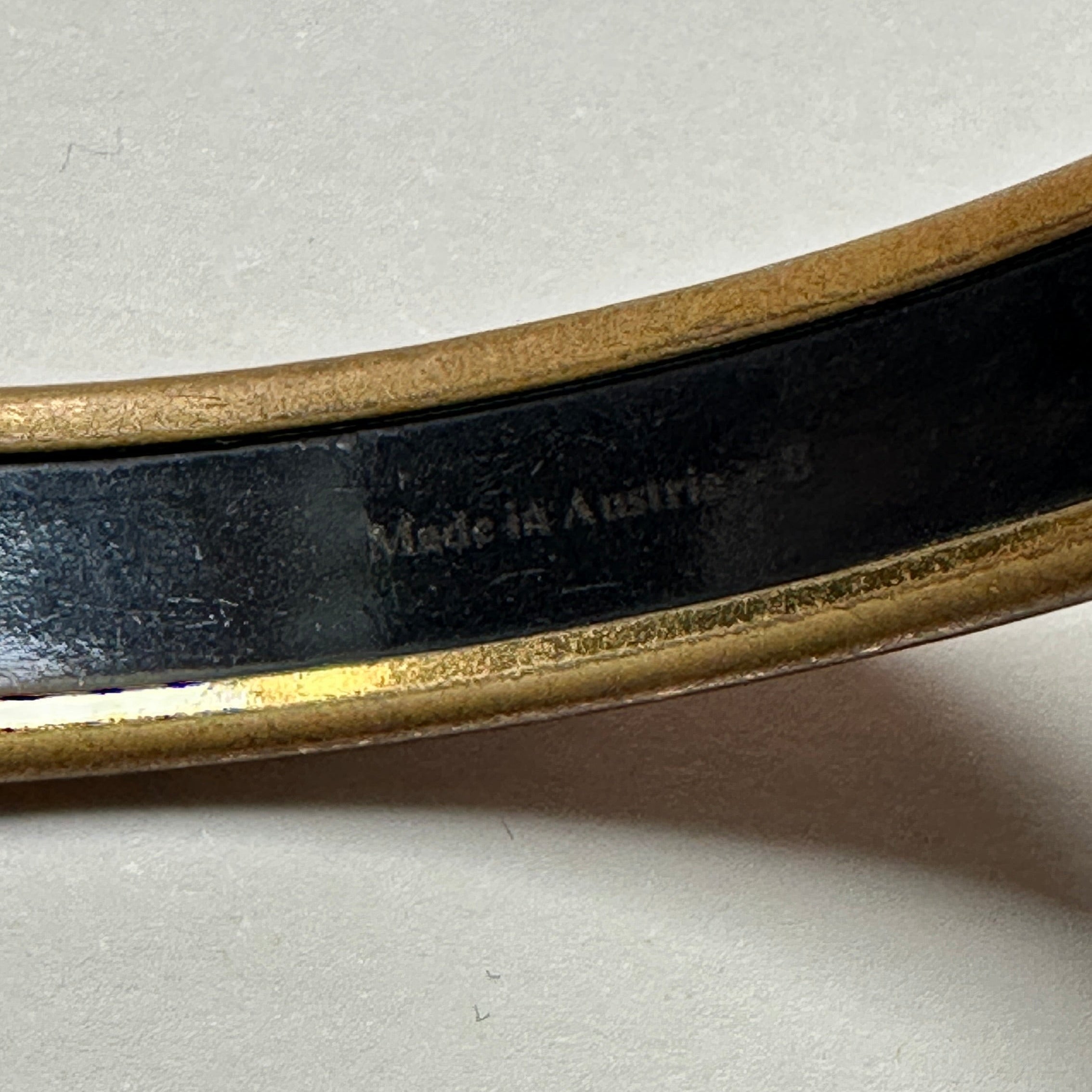 Marquage "Made in Austria" à l'intérieur du jonc, certifiant l'édition vintage de ce bracelet Hermès en émail.
