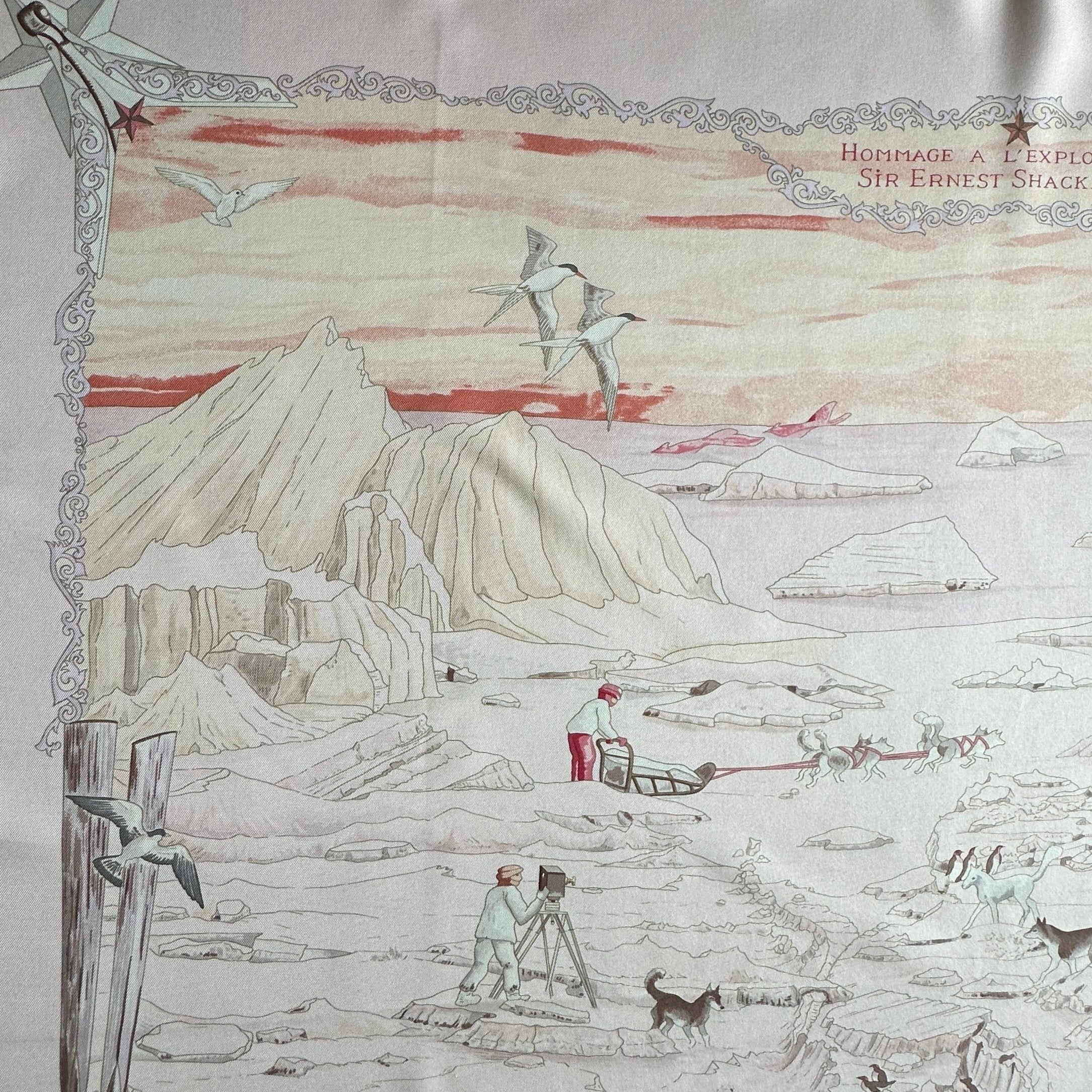 Vue du foulard à contre-jour pour apprécier la finesse de la soie vintage et l'absence de défauts.