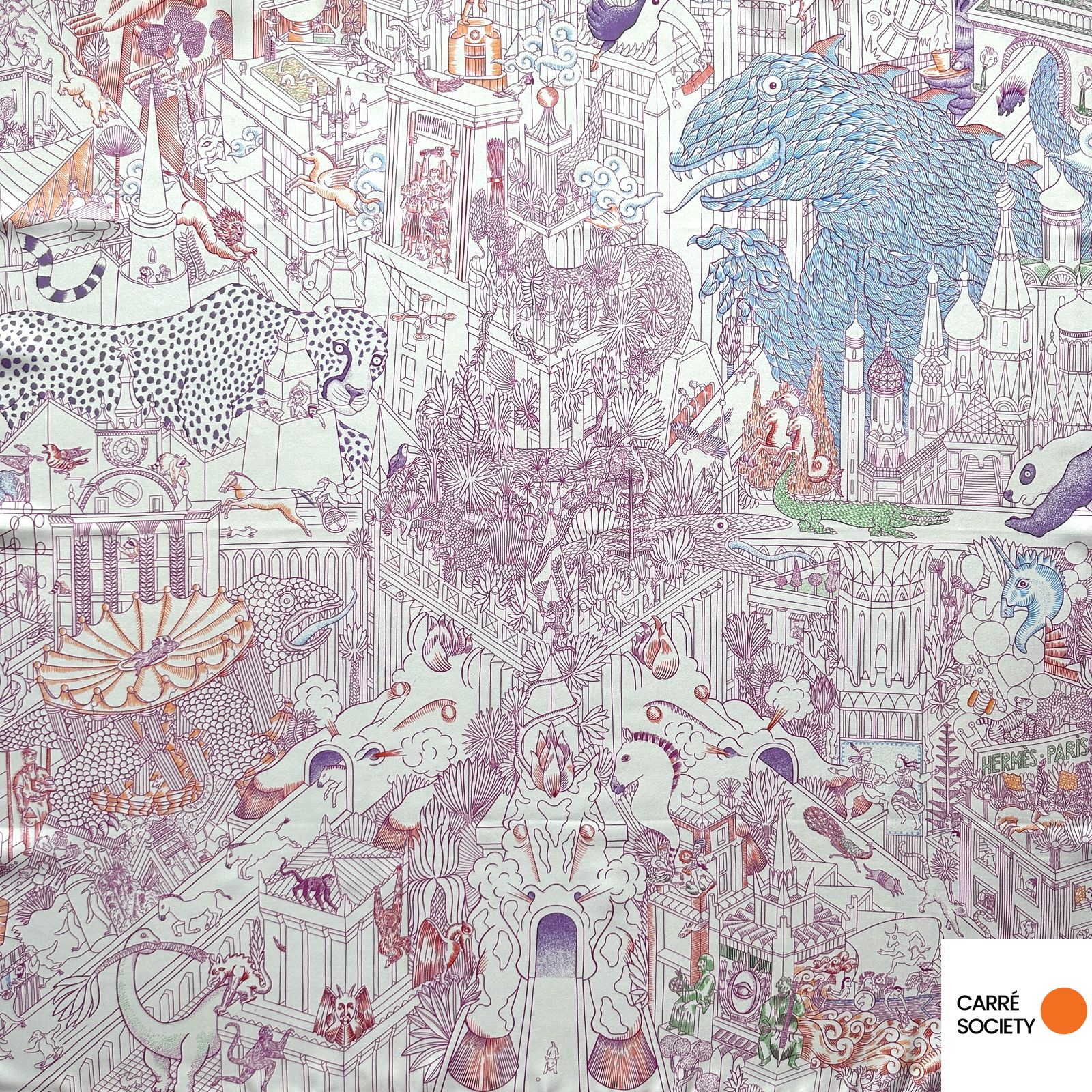 Vue rapprochée du motif central : décor urbain imaginaire peuplé d’animaux fantastiques, dragon bleu et panthère visible au premier plan.