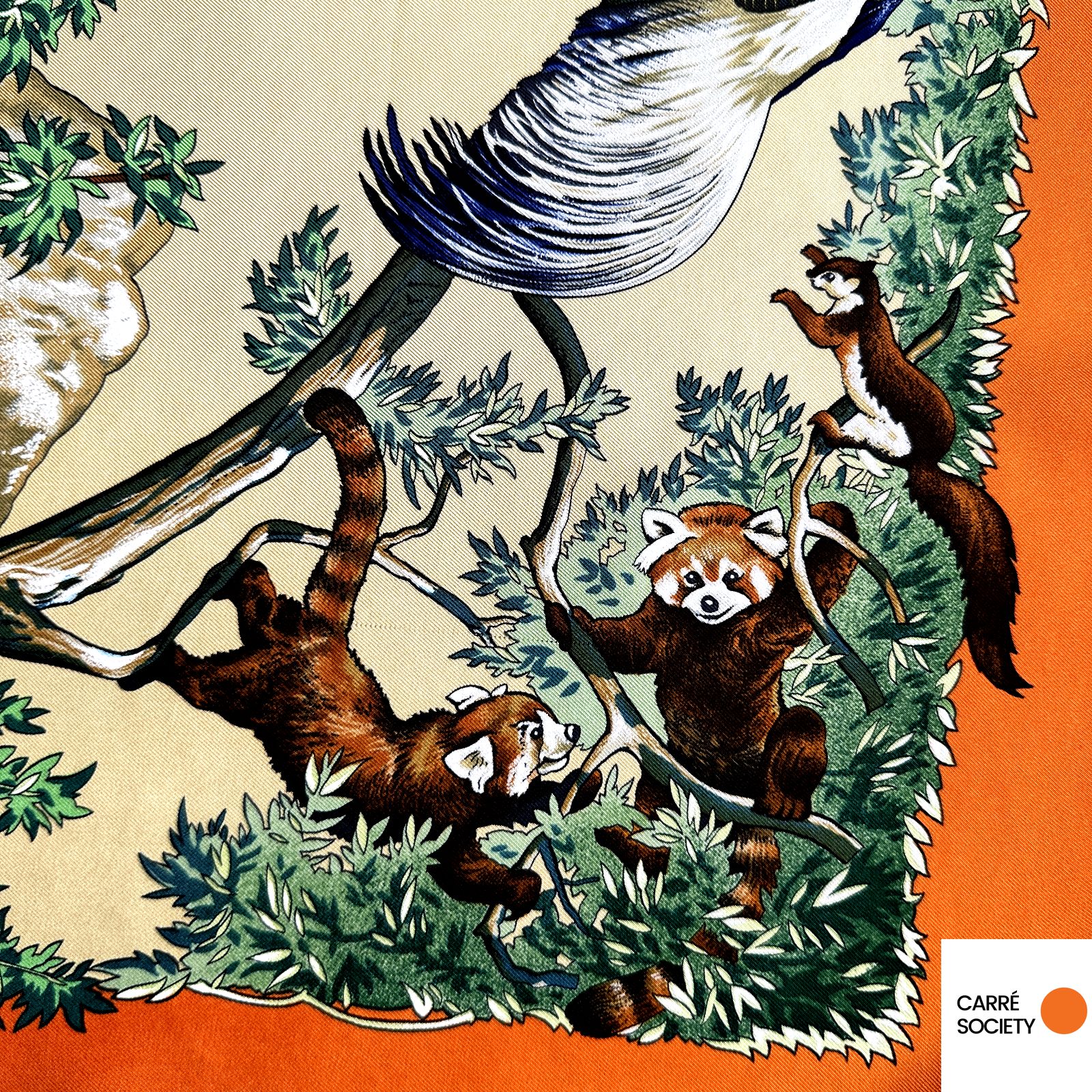 Autre vue des singes : composition vivante de primates dans les arbres sur fond crème et vert.