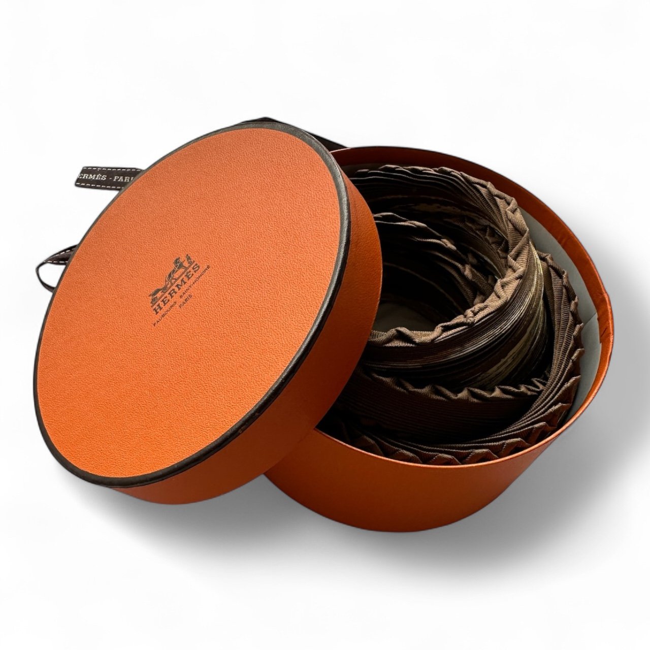 Carre Hermès dans sa Boîte Hermès ronde 